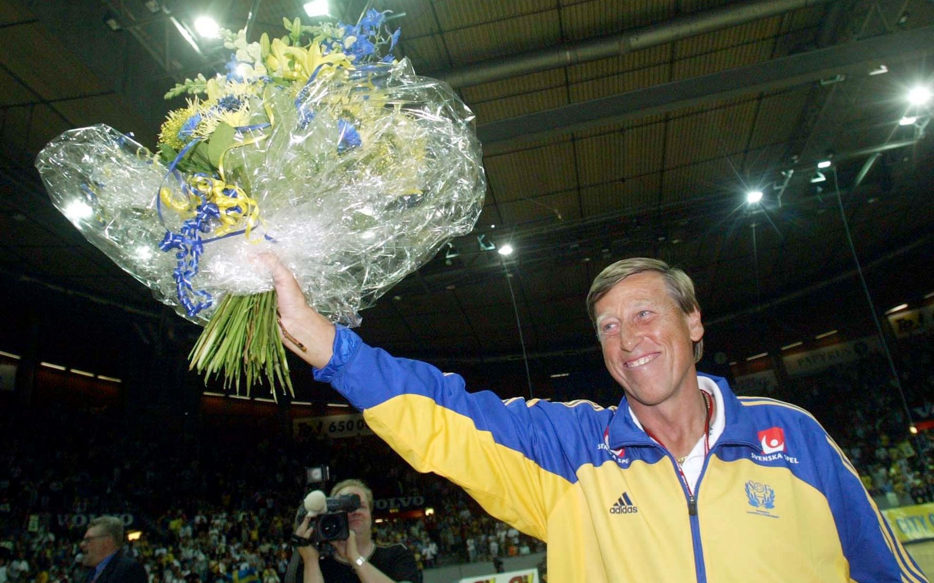 Bengt Johansson tackas av efter VM-kvalmatchen mot Polen 2004. 