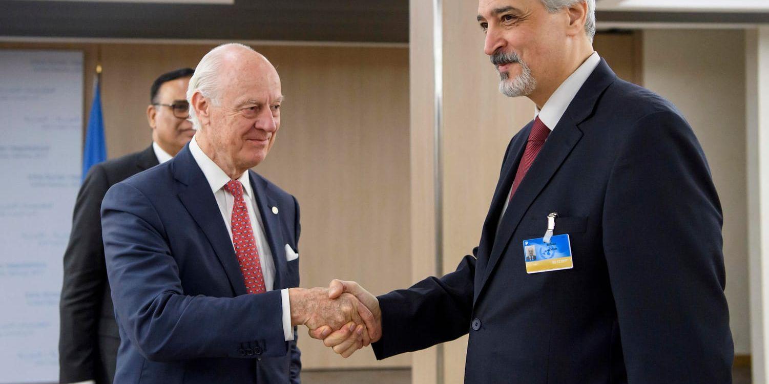 FN-medlaren Staffan de Mistura hälsar den syriska regimens chefsförhandlare Bashar al-Jaafari välkommen till förhandlingarna i Genève.