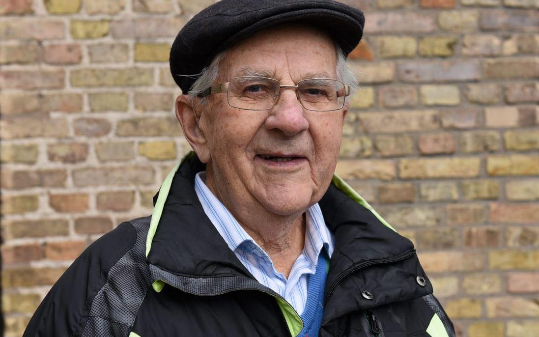 Axel Johansson. Älskar fest och bjuder in vänner och släktingar till kalas på sin 90-års dag.