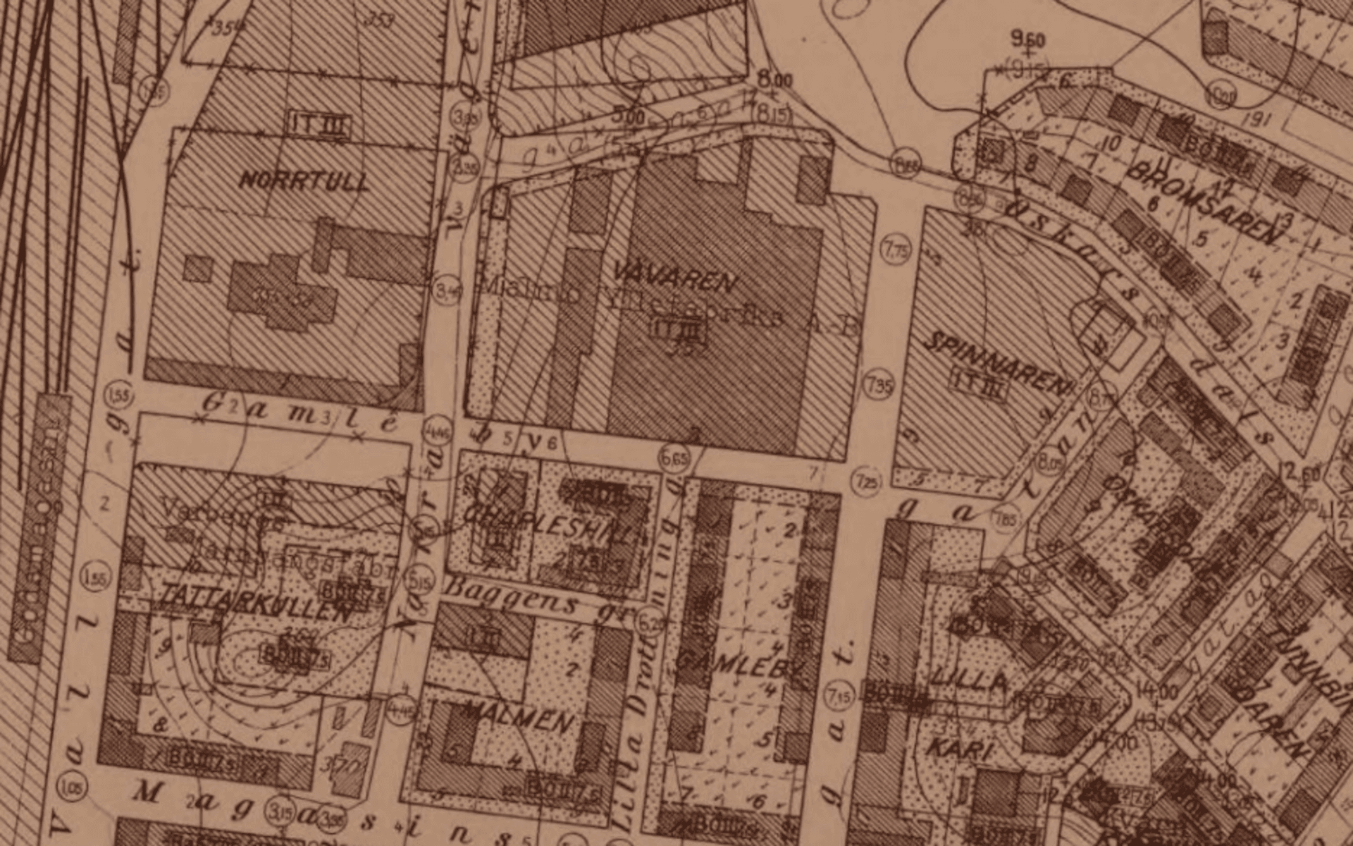 I stadsplanen från 1936 löper Gamlebygatan från Västra Vallgatan till Oskarsdalsgatan. Baggens gränd är inritad strax söder om Charleshill.