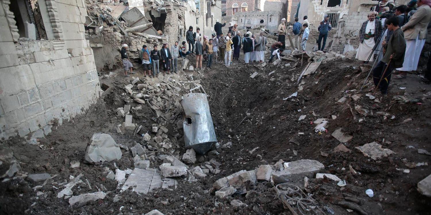 Förödelse efter ett flygangrepp av den saudiskledda militäralliansen mot Jemens rebellkontrollerade huvudstad Sanaa. Arkivbild.