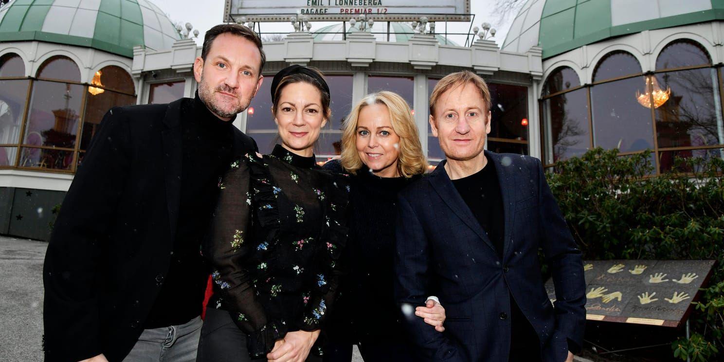 Från vänster: Robin Stegmar, Emma Peters, Annika Andersson och Gustaf Hammarsten spelar huvudrollerna i den romantiska komedin "Bagage" på Lisebergsteatern. Pressbild.