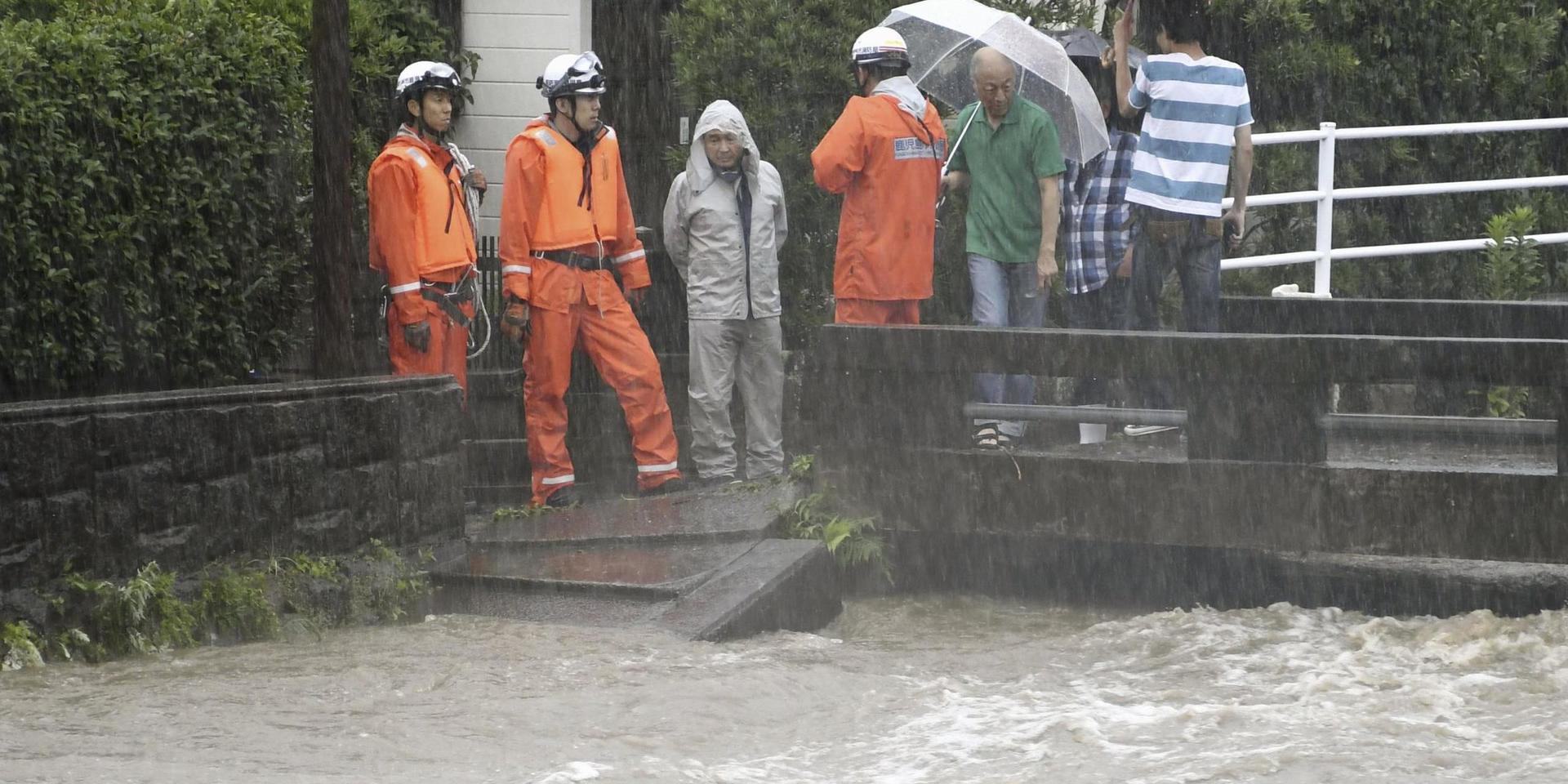 Räddningsarbetare i Kagoshima på ön Kyushu i sydvästra Japan.
