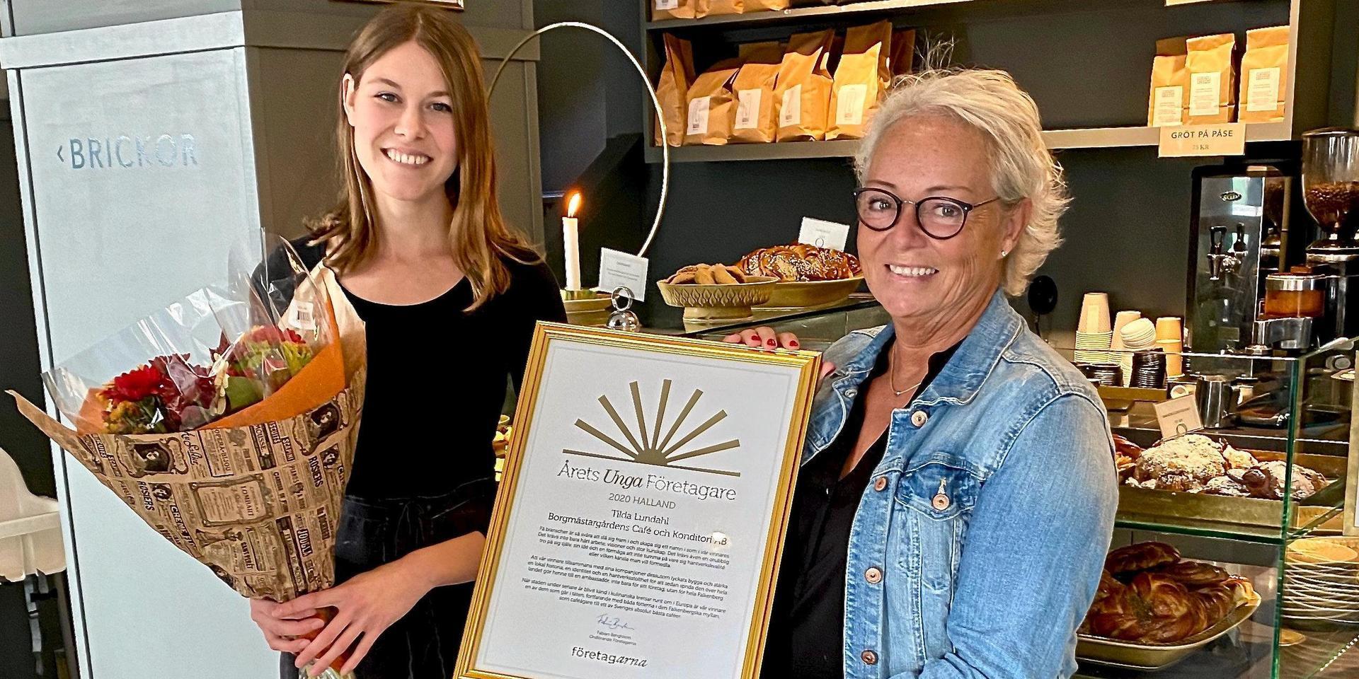Företagaren Tilda Lundahl, till vänster, fick ta emot diplomet av   Annica Berger, styrelseledamot i Företagarna Falkenberg.
