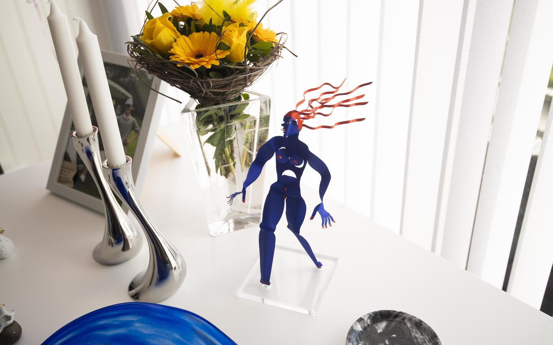 Den lilla blå figuren på bordet är skapad av Timo Solin, svensk-finsk skulptör och målare. Till vänster syns ljusstakar av Georg Jensen (som hör till lampan som syntes på en tidigare bild). 