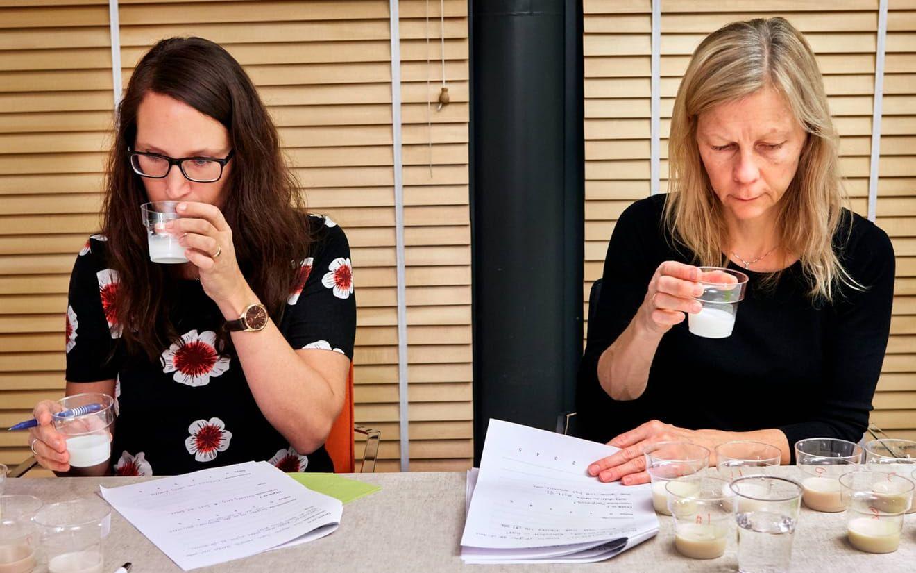 Annelie Enorsson Larsson och Helena Engman bedömde färg, lukt och smak på dryckerna.