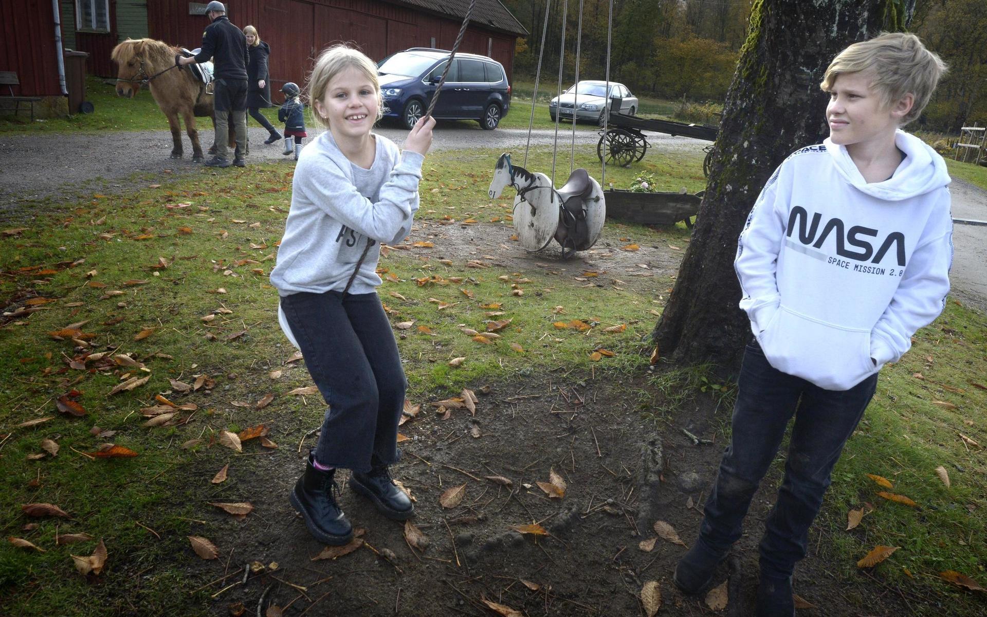 Ellie och Jack Svensson från Falkenberg besökte Korndals gård med sina föräldrar för att fika.