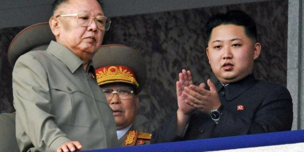 Slutet land. "Käre ledare är en väldigt ingående och rikt detaljerad skildring av det nordkoreanska maktmissbruket", tycker vår recensent. Här är Kim Jong-il (t v) som 2011 efterträddes av sonen Kim Jung-un (t h).
