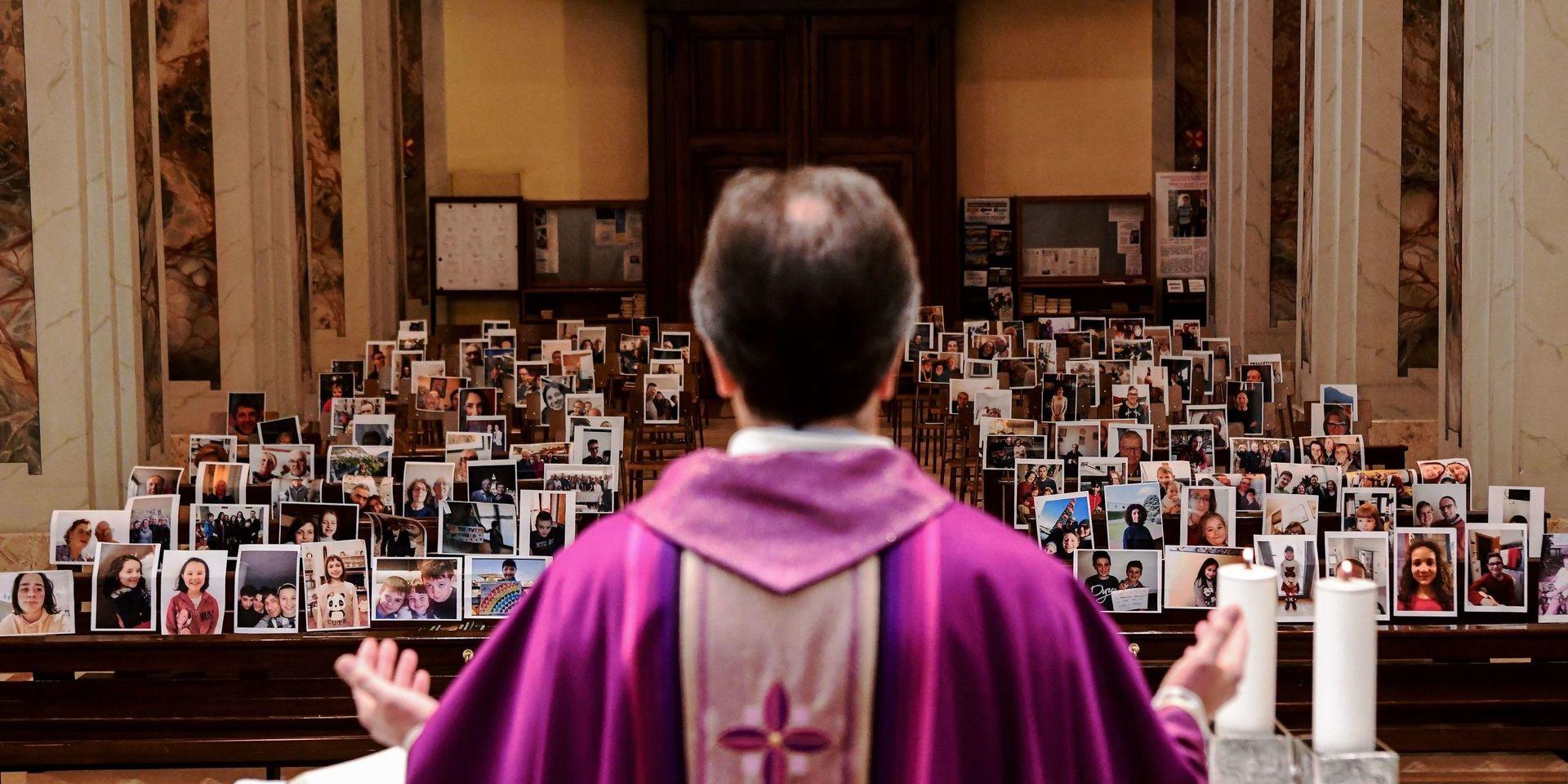 Den italienske prästen Don Giuseppe Corbari i Lombardiet håller gudstjänst inför inskickade bilder på församlingsmedlemmar. Arkivbild.