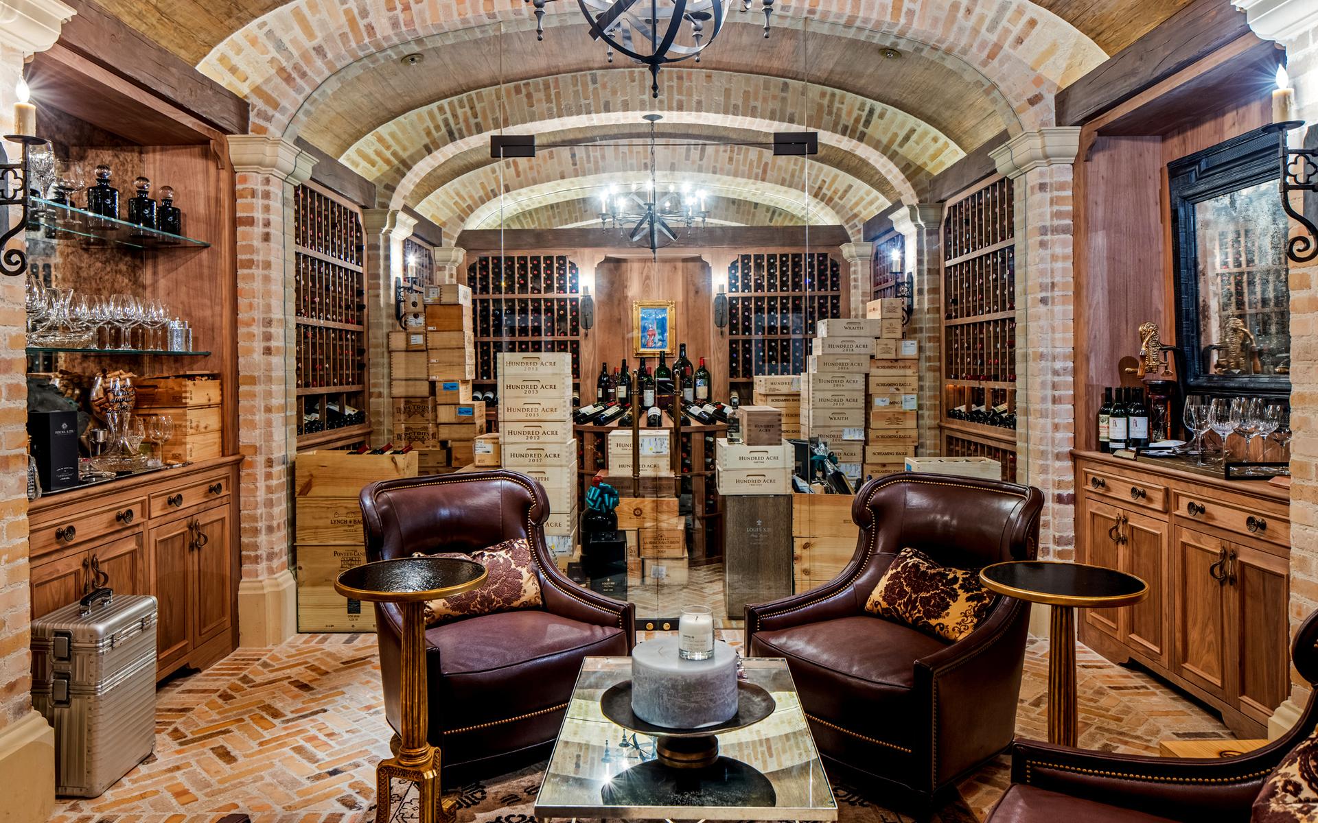 En vinkällare med gott om plats för mycket vin finns, och i anslutning ligger ett avsmakningsrum.
