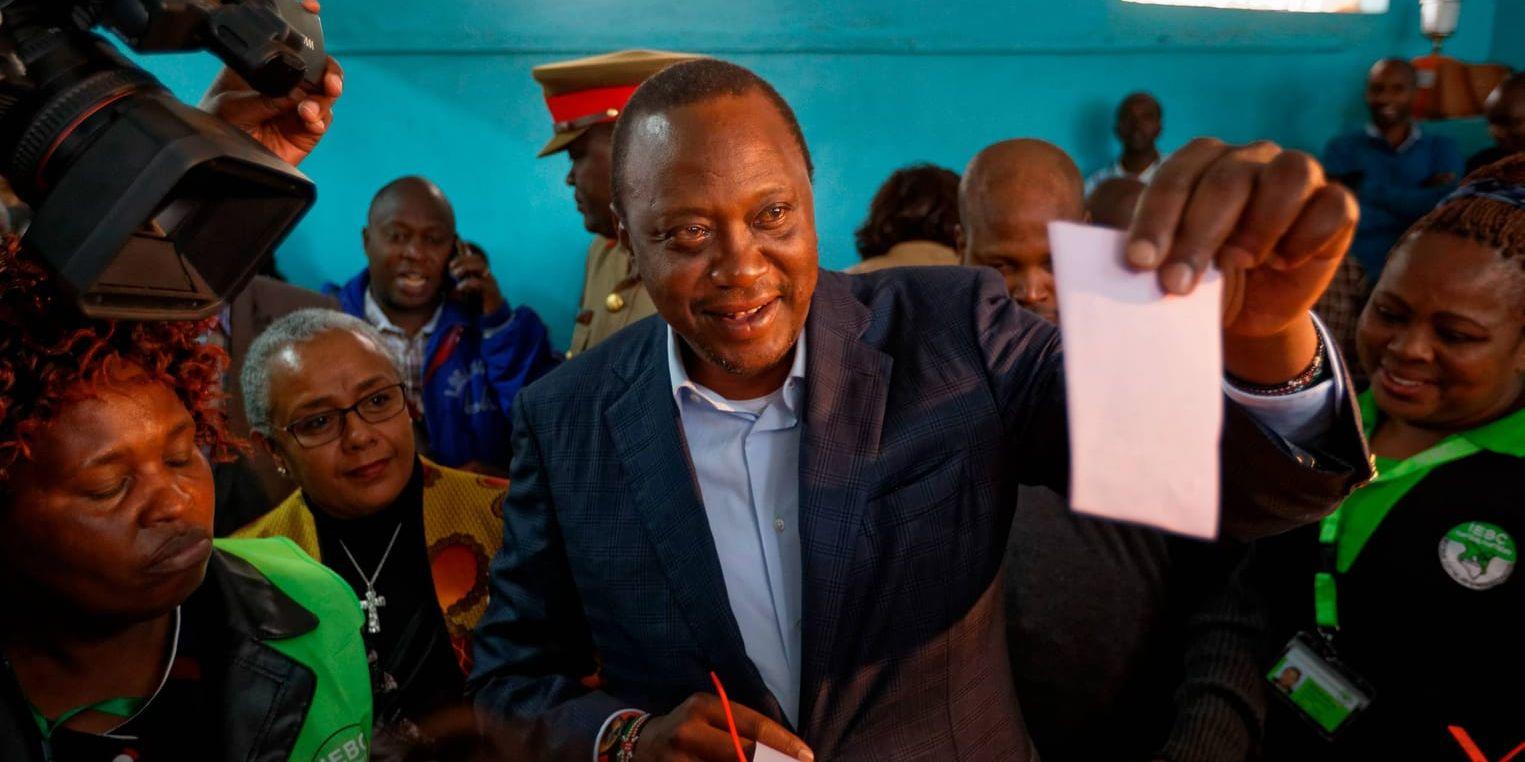 Kenyas president Uhuru Kenyatta då han lade sin röst i tisdagens val.
