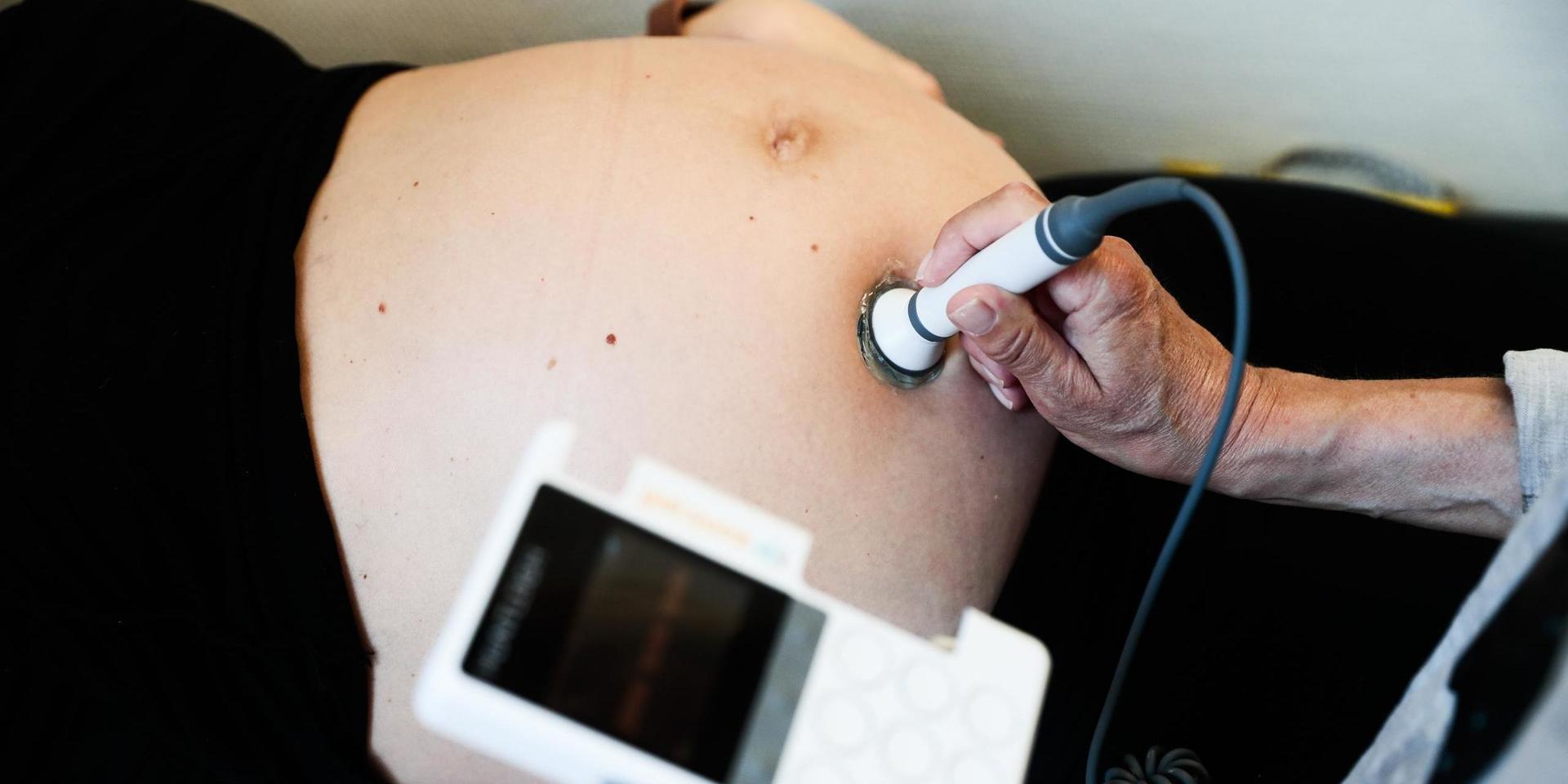 Att föda barn har aldrig varit säkrare någonstans än i Sverige idag, men en förlossning kan aldrig bli helt riskfri, skriver insändarskribenten.