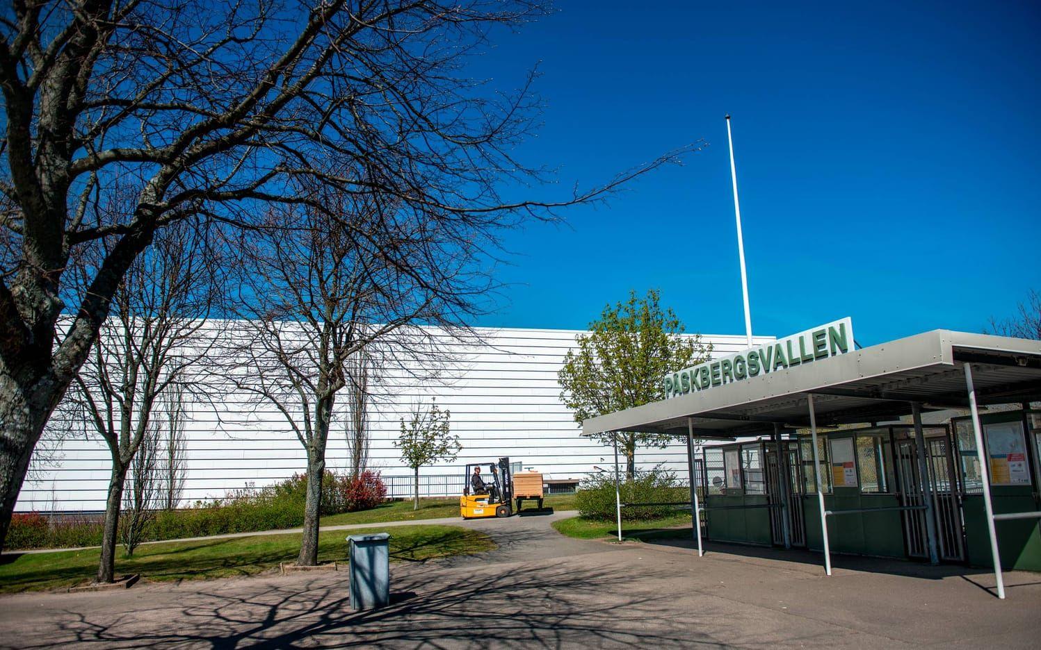 Delar av anläggningen kommer att placeras på Sparbankshallens ena kortsida, mot Påskbergsvallen.