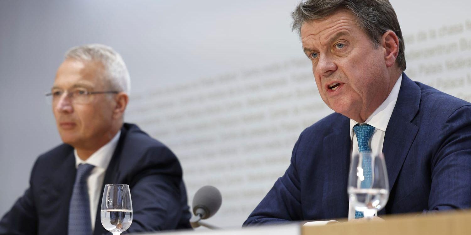 Credit Suisses ordförande Axel Lehmann (vänster) tillsammans med UBS:s ordförande Colm Kelleher på en presskonferens efter uppgörelsen.