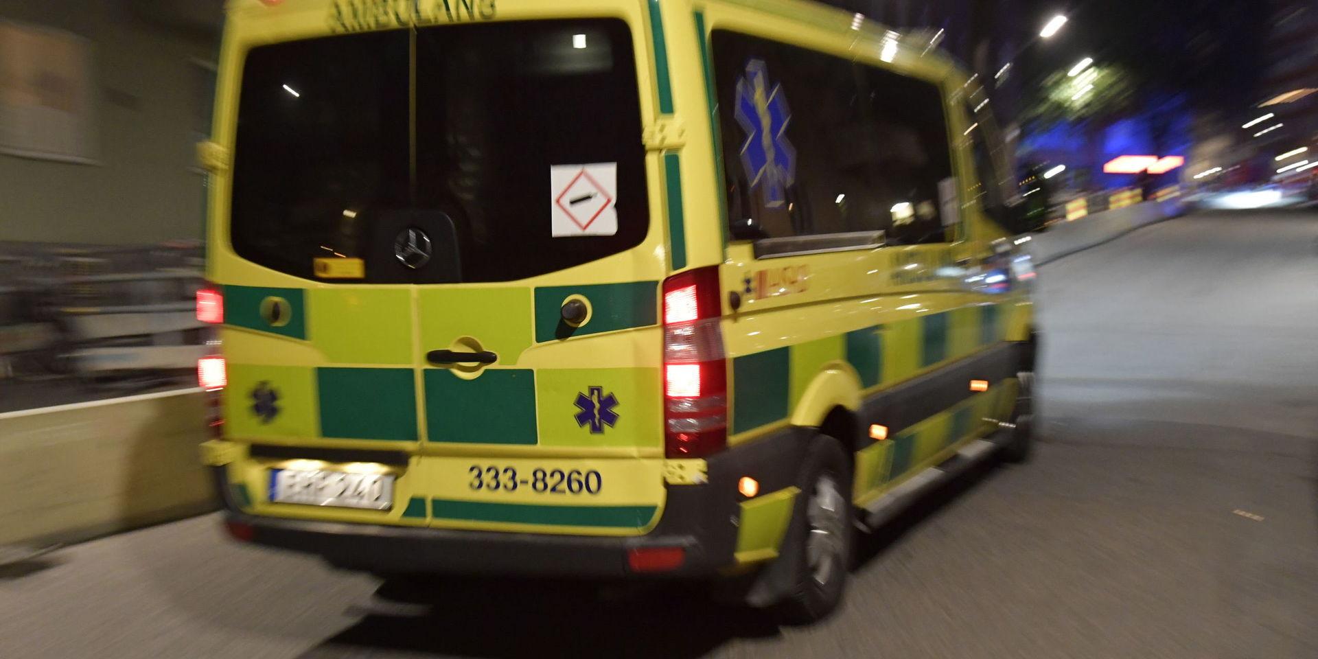 En skottskadad kvinna plockades upp av en ambulans på Ingarö utanför Stockholm. Arkivbild.