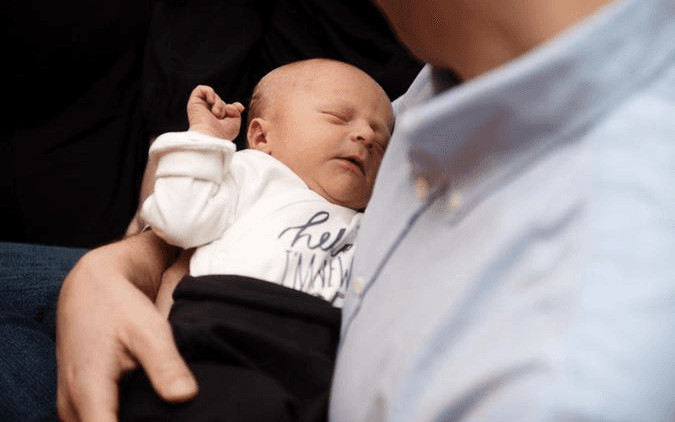 Familjen Ljungberg-Ivarsson i Tönnersjö låg bakom den 2 000:e förlossningen i Halmstad, vilket var nytt rekord. På bilden syns den nyfödde ihop med pappa Carl och mamma Caroline.