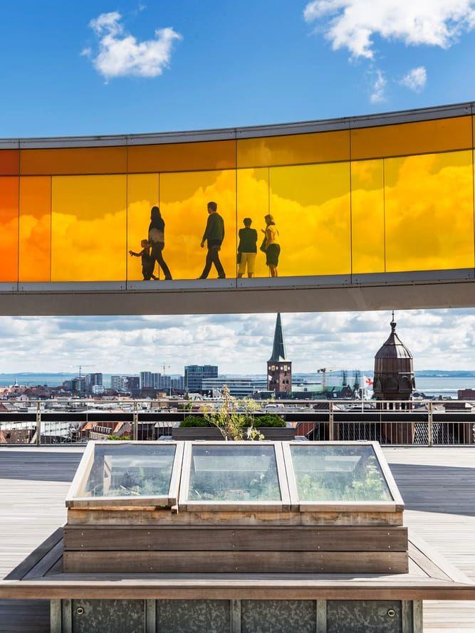 Upplev konstverket Your Panorama Rainbow på ARoS Aarhus Kunstmuseum.