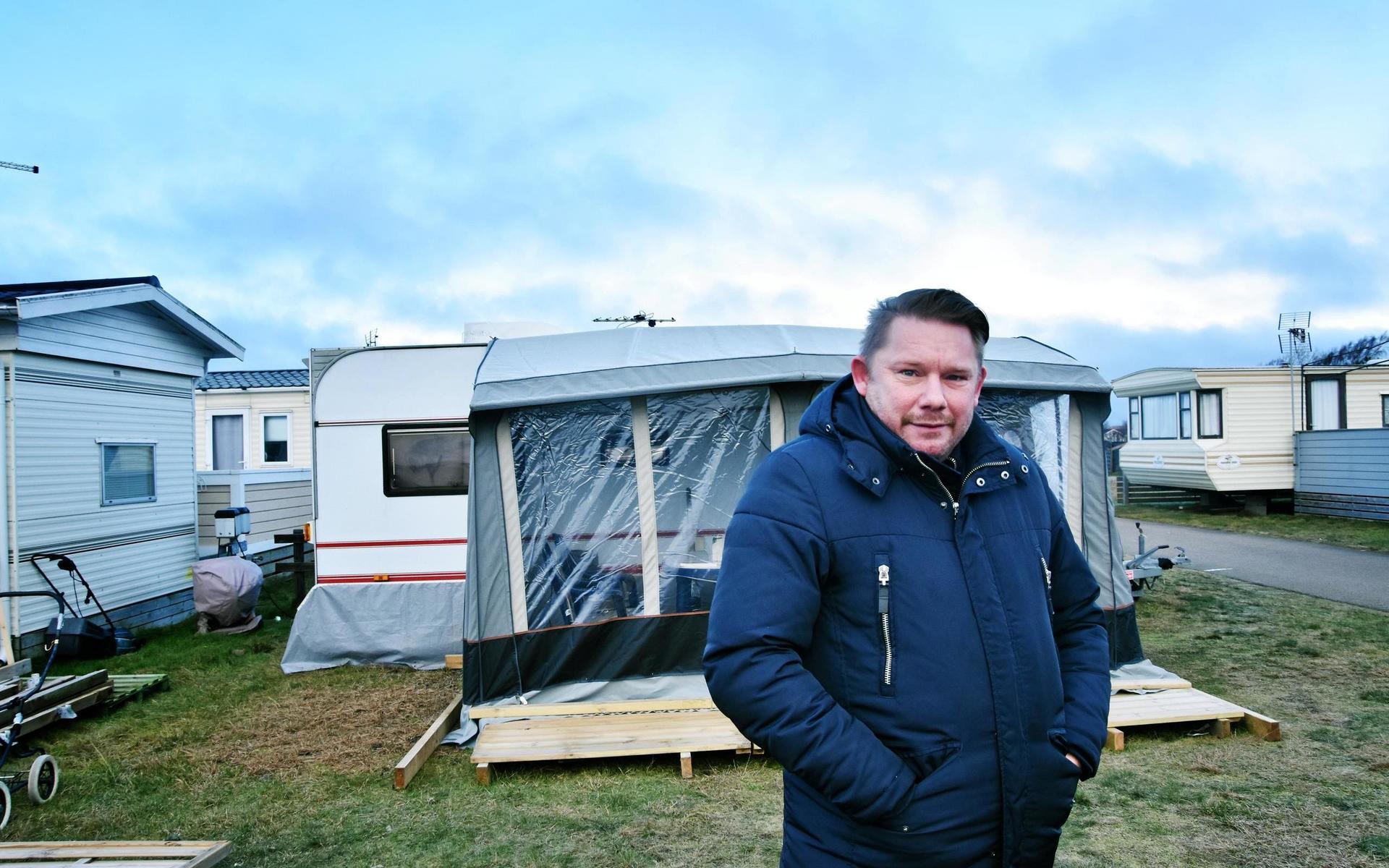 Mac Widlund som bor i centrala Göteborg har fastnat för lugnet på Björkängs camping. Men på grund av bristande kommunikation från First Camp har han satt upp sig på kö till andra campingar. 