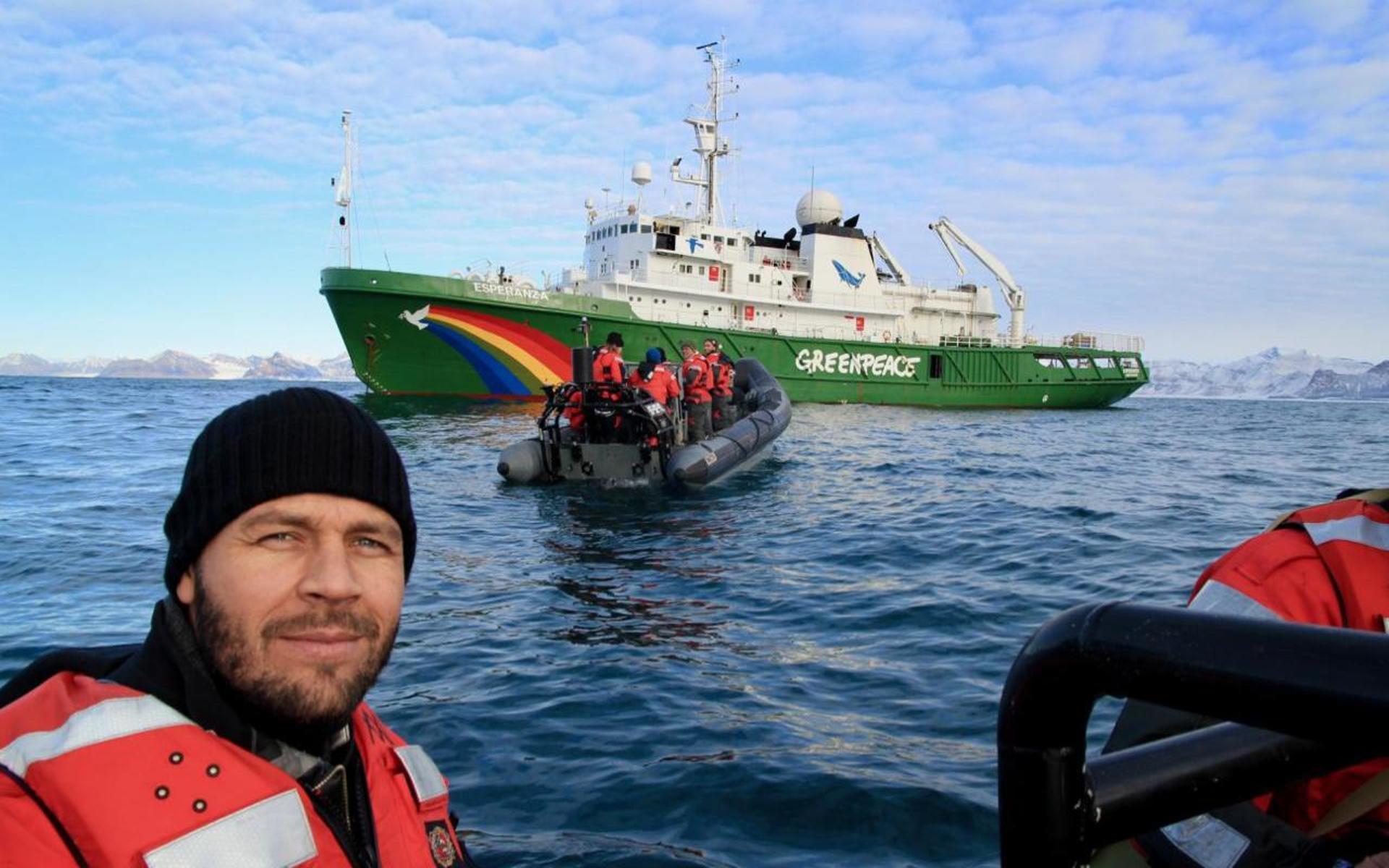 Daniel Bengtsson som arbetar som kommunikationschef på Greenpeace Norden deltar här i en expedition till bland annat Svalbard med Greenpeace båt Esperanza.