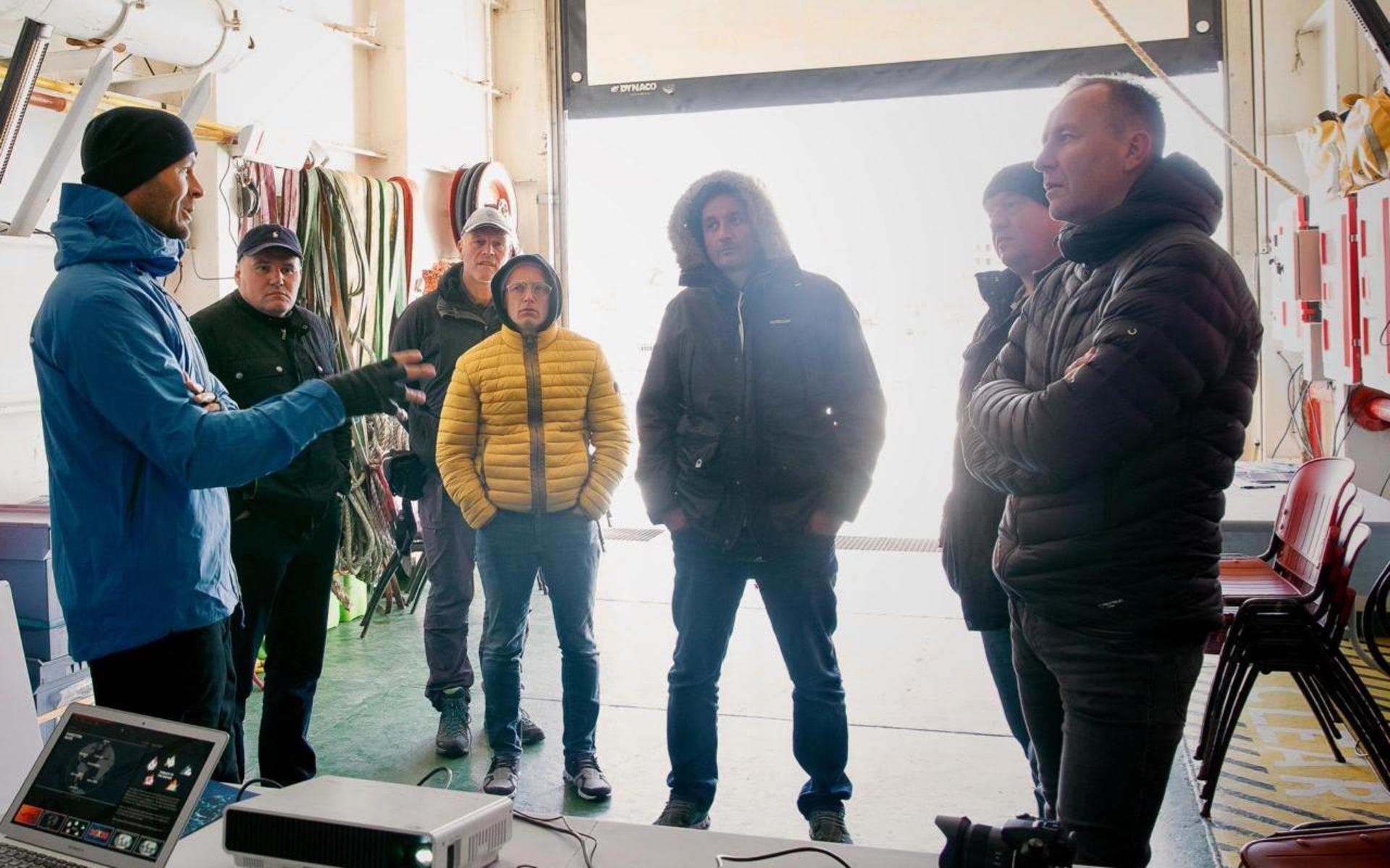 Daniel Bengtsson informerar besökare om nästa globala havsavtal under ”öppen båt” på Greenpeace skepp Esperanza i Reykjaviks hamn juni 2019 