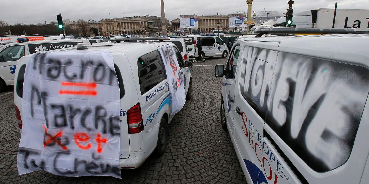 Ambulansförare blockerar Place de la Concorde och bron över Seine mot nationalförsamlingen i Paris.