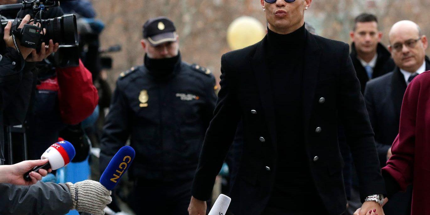 Cristiano Ronaldo på väg in i domstolen i Madrid där han stod inför rätta för skattefusk.