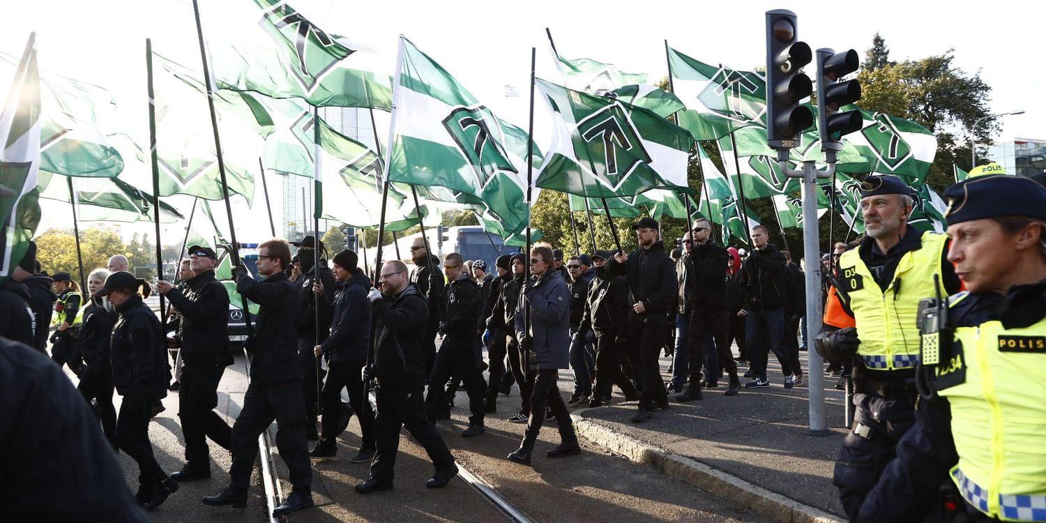 Demonstranter från Nordiska motståndsrörelsens (NMR) i centrala Göteborg i september i fjol. Arkivbild.