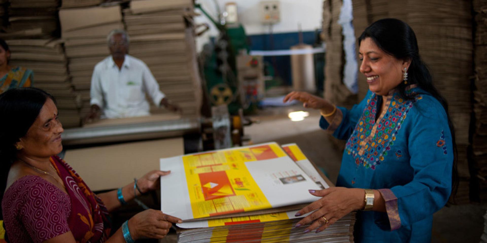 Sharmila har genom företaget Goldman Sachs projekt &quot;10&apos;000 Women&quot; kunnat bli egenföretagare. Hon producerar miljövänliga förpackningar och har ca 20 anställda. Foto: Goldman Sachs.
