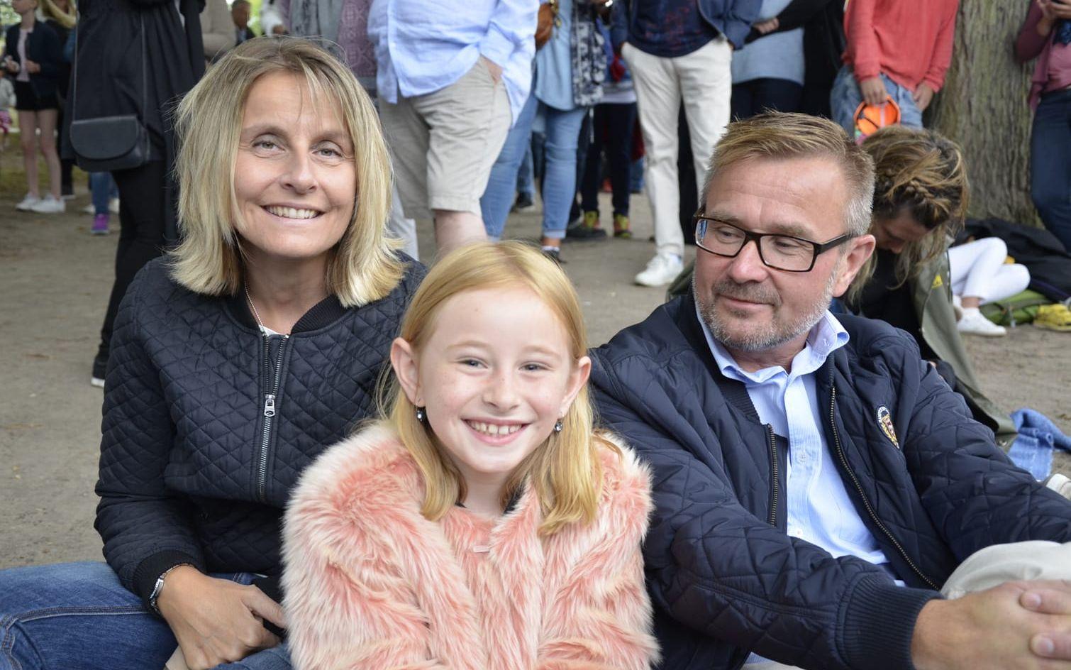 Mimmi Mårtensson hade på sig sin tuffa rosa pälsjacka kvällen till ära och tog med sig mamma Camilla och pappa Christer för att se Laleh.