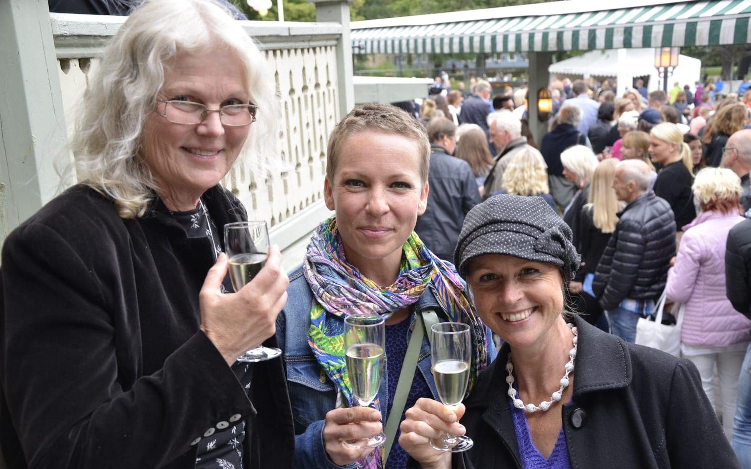 Eva Tiberg skålade i bubbel med Caroline Hodanek och Christine Svensson.