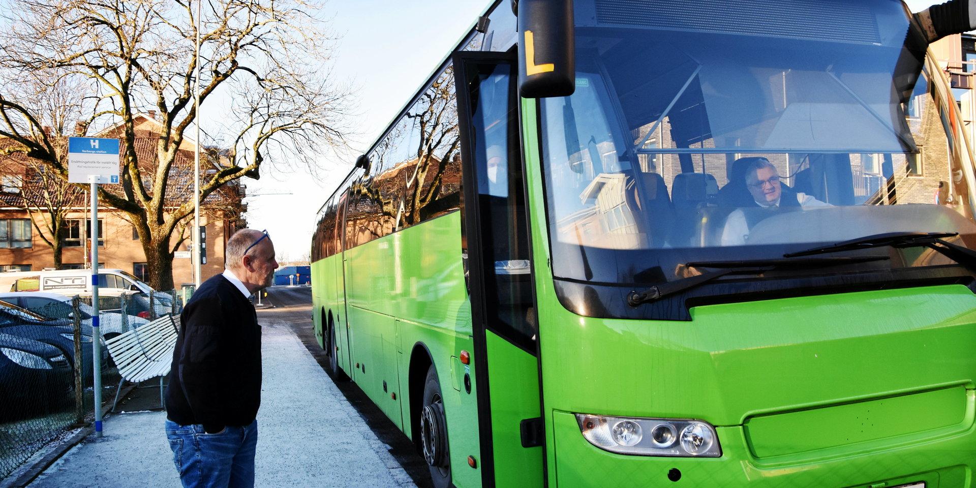 Buss som utan kostnad tar resenärer till vaccinationscentralen på Varberg Nord.