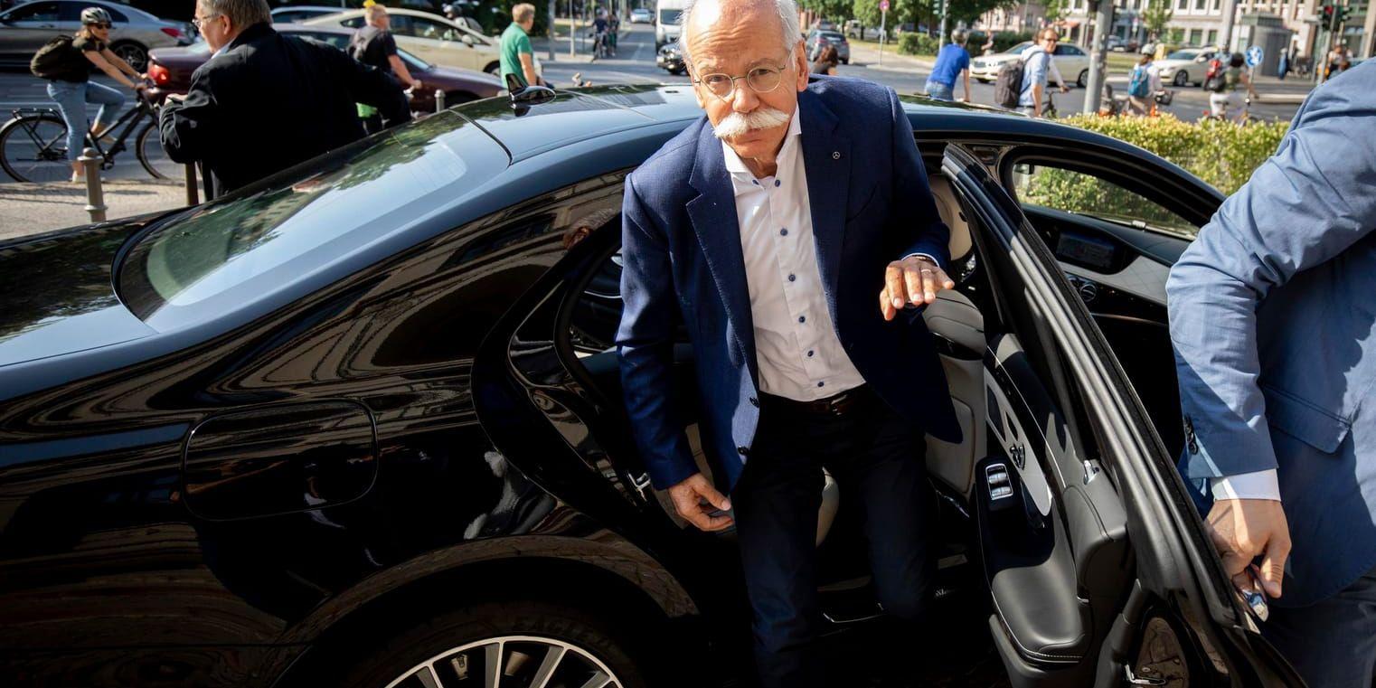 Daimlers vd Dieter Zetsche. I maj träffades Zetsche och Scheuer efter att det uppdagats att även Mercedes-Benz hade kontrollsystem som inte mötte kraven.