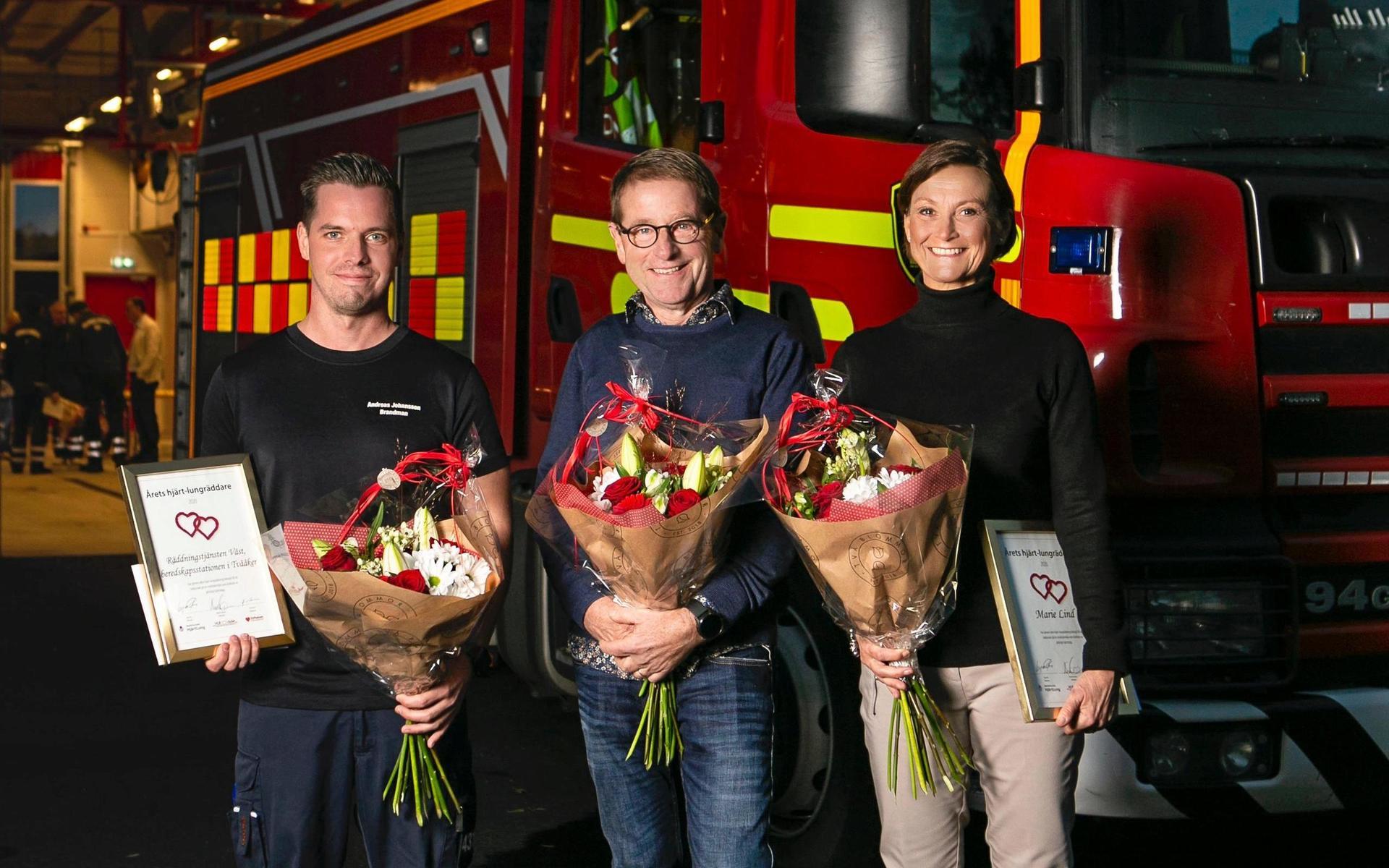 Calle Zimmerman (i mitten) hade inte stått med en blomsterkvast på brandstationen i Tvååker om det inte varit för beredskapsbrandman Andreas Johansson och Mia Lind.