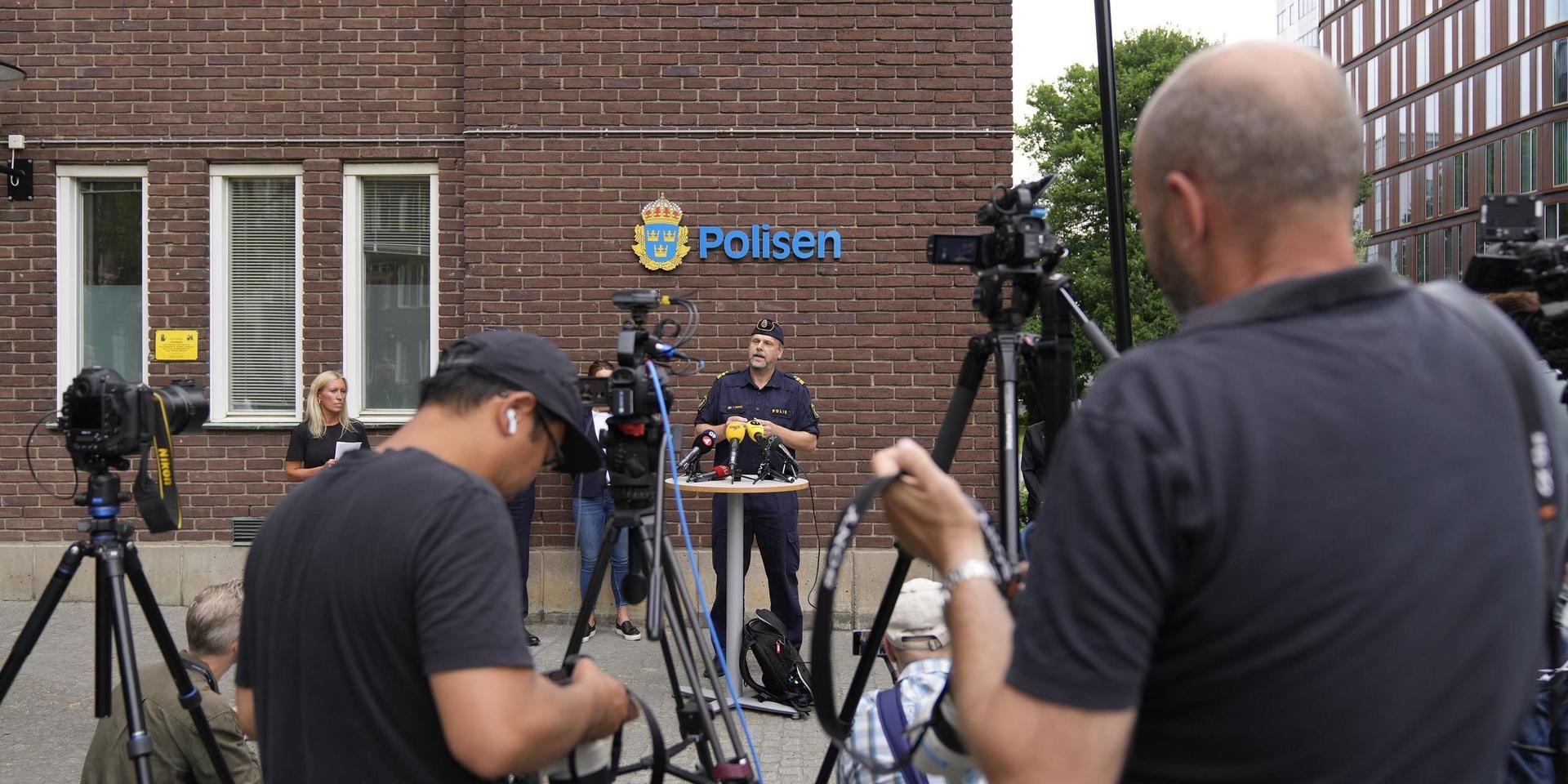 Polis och åklagare håller presskonferens utanför polishuset i Göteborg.