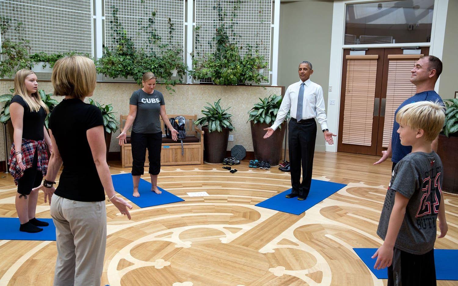 26 augusti, 2016: Obama besöker ett fys-rehab för militärer och får frågan om han vill delta i ett yogapass.