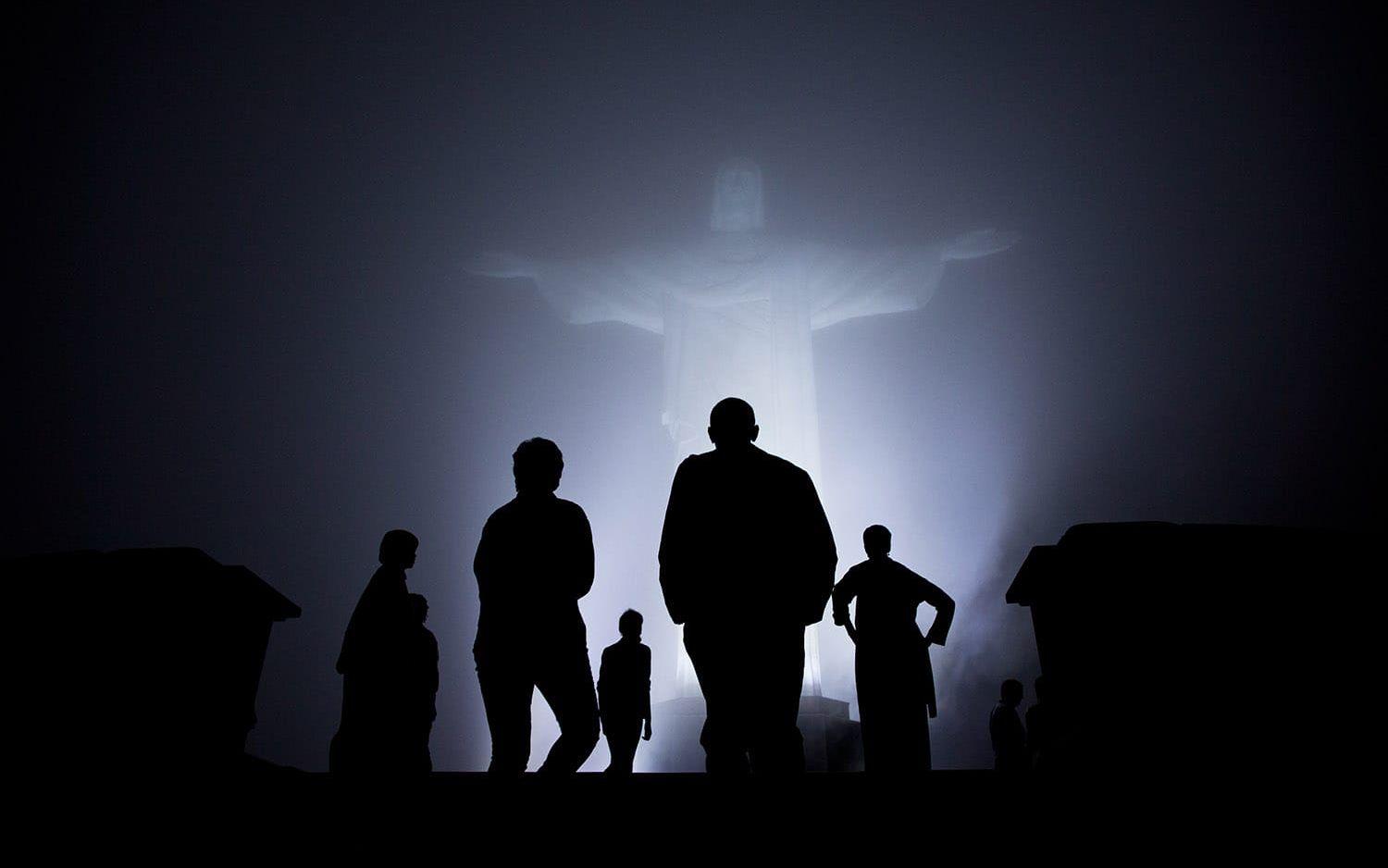20 mars, 2011: Barack Obama och hans familj besöker kristusstatyn i Rio. Tät dimma försvårade något men lade grunden för ett dramatiskt fotografi, förklarade fotografen Pete Souza.  Foto: Pete Souza / Vita Huset