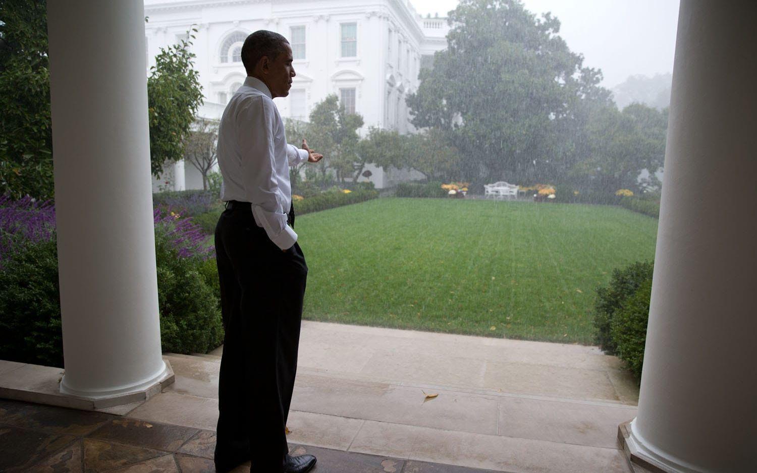 15 oktober, 2014: Presidenten lämnar Ovala rummet en stund för att känna regnet. Foto: Pete Souza / Vita Huset