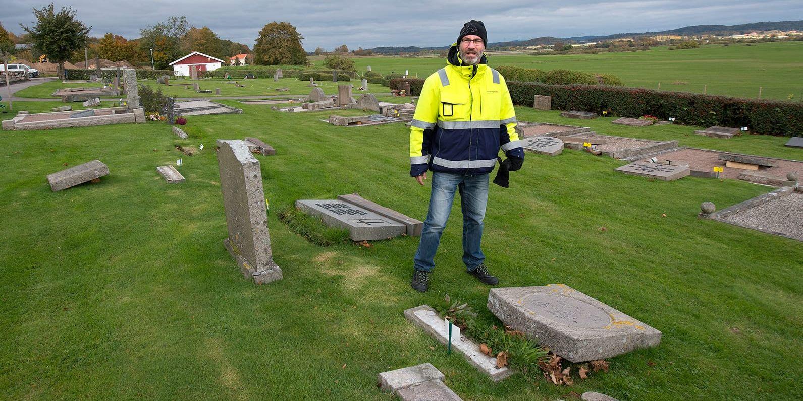 Kyrkogårdschef Patrik Blomberg på Skrea kyrkogård i början av oktober. En del av de välta stenarna har sedan dess grävts ned liggande av kyrkogårdsförvaltningen.