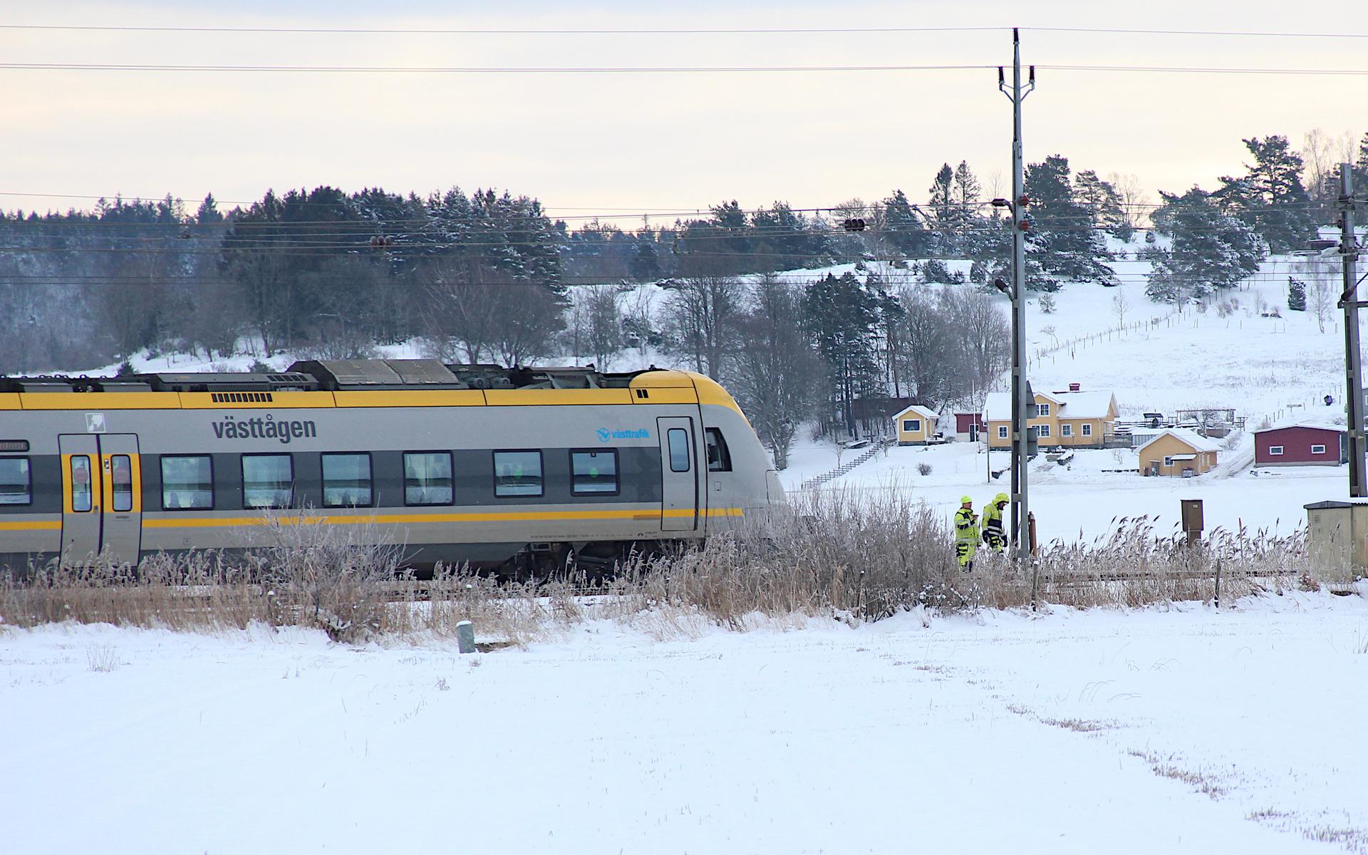 Ett västtåg fastnade och stod still i över en timme mellan Anneberg och Hede, på grund av ett växelfel. Tåget evakuerades sedermera.