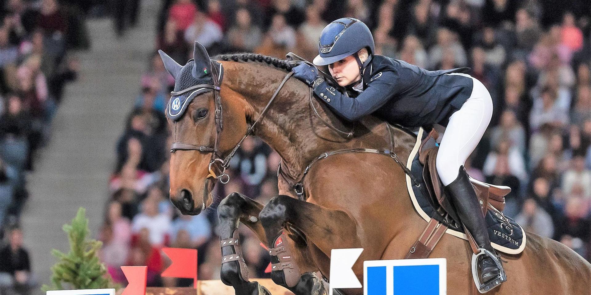 Evelina Tovek på Winnetou de la Hamente Z, en av hästarna hon tävlar med i Doha.