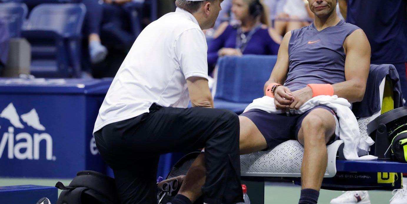 Rafael Nadal fick behandling under US Open-semifinalen, men tvingades senare bryta. Han avstår nu tävlingar i Kina på grund av knäproblemet. Arkivbild.