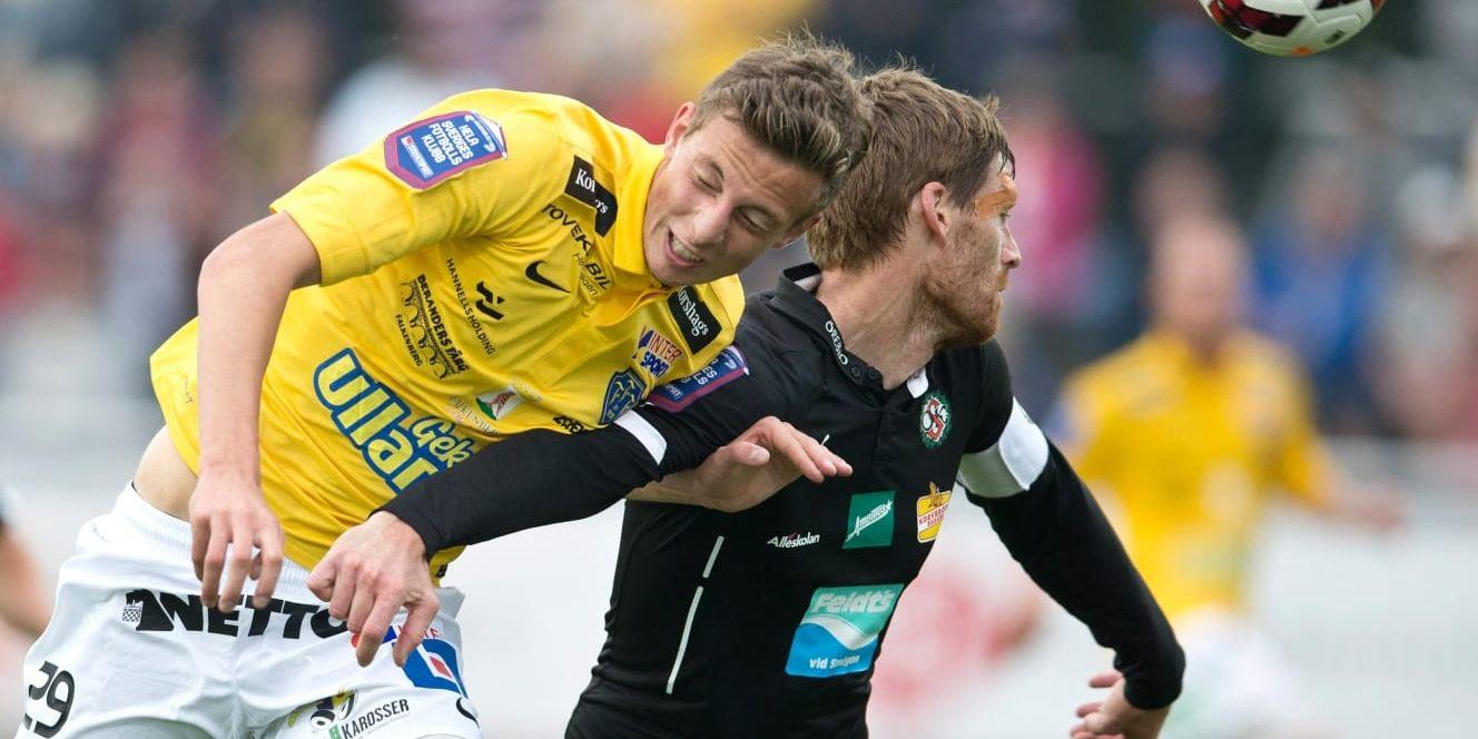 Gustaf Nilsson och Magnus Wikström i kamp om bollen.