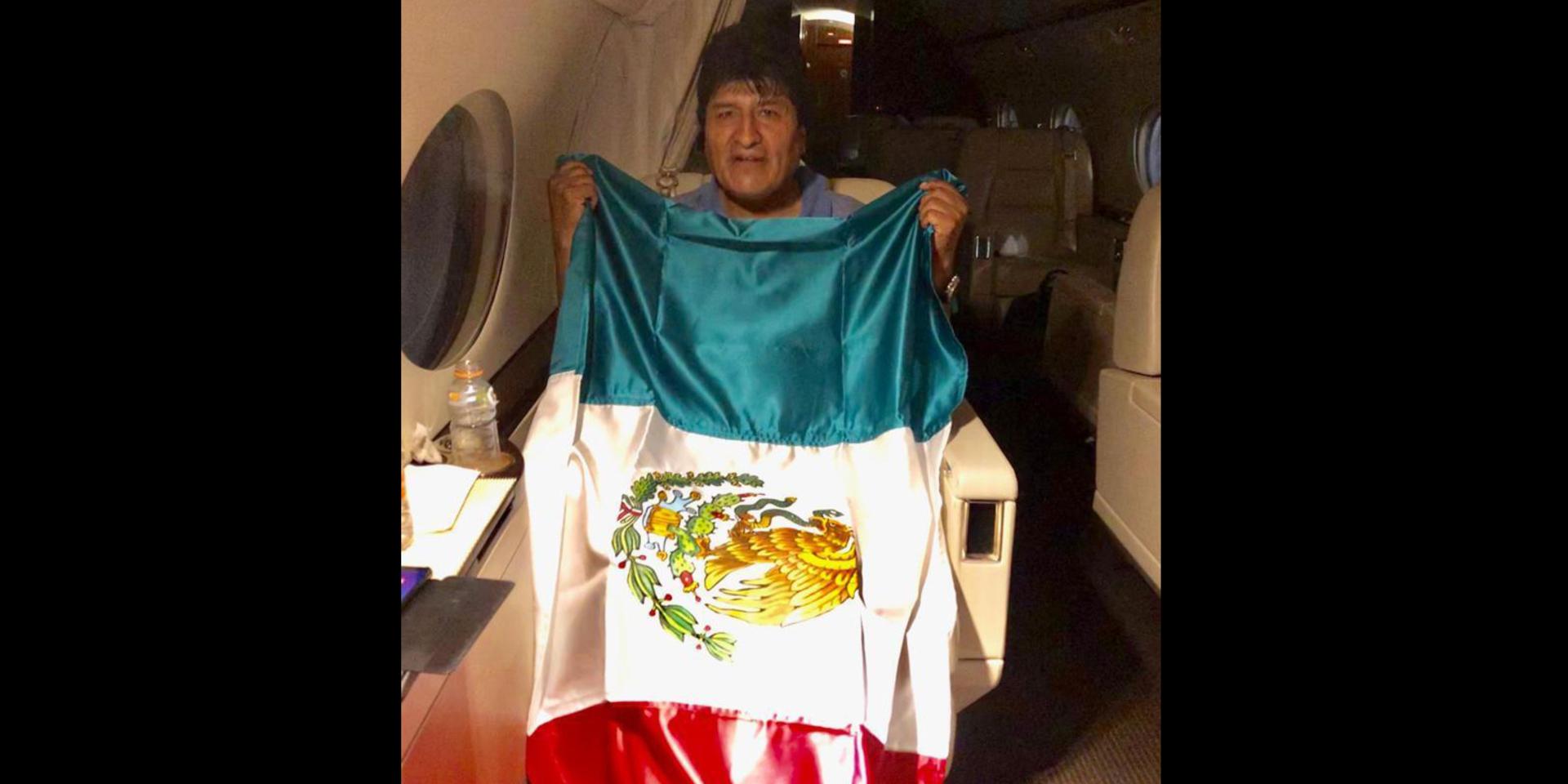 Evo Morales med en mexikansk flagga ombord på ett plan som ska ta honom till Mexiko. Bilden släpptes av den mexikanske utrikesministern Marcelo Ebrard.