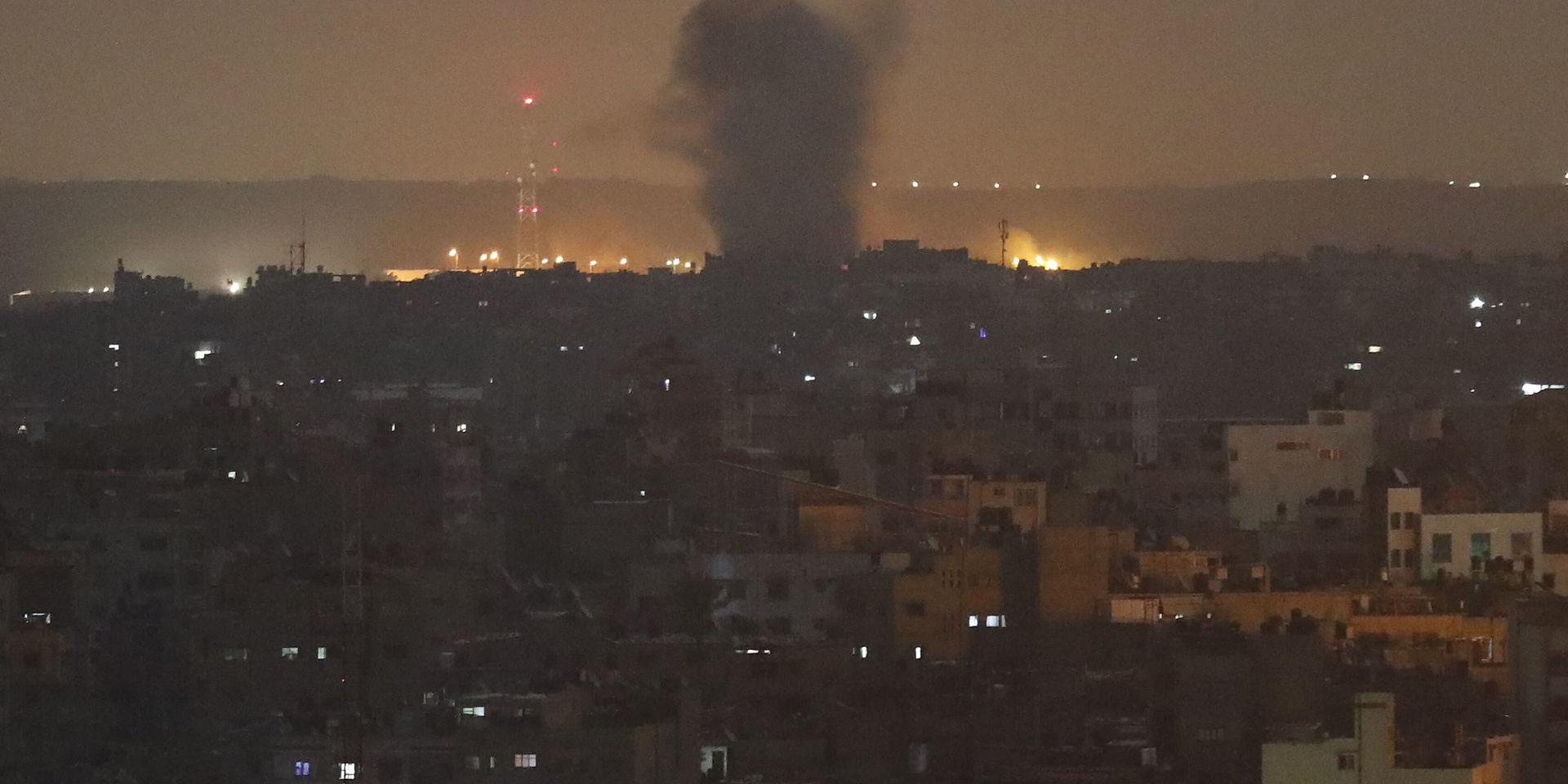 En explosion vid en israelisk robotattack mot Gaza City på onsdagskvällen.
