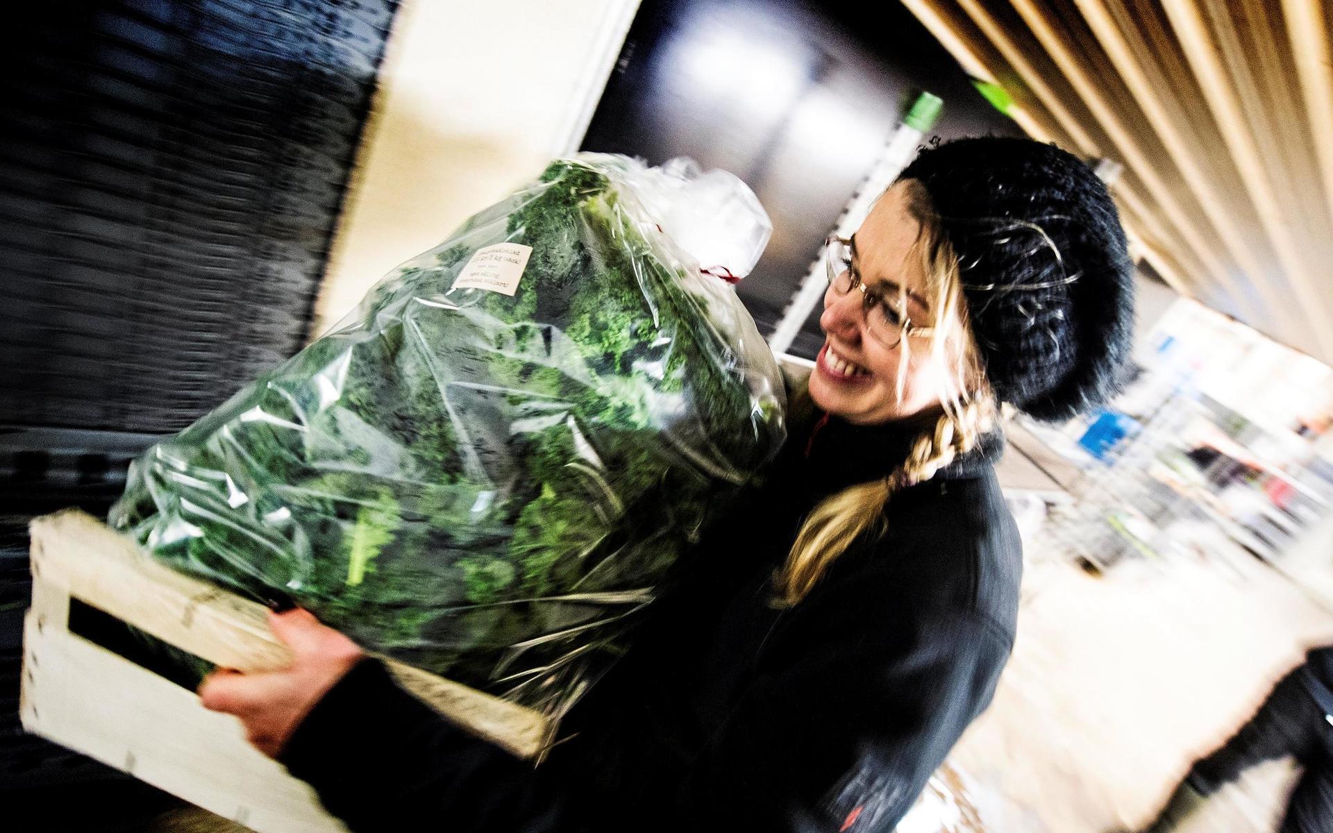 Mija Kanerot på Ugglarps Grönt hade fullt upp med grönsaksförsäljningen under lördagen. 