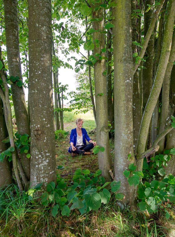 Lugn. I skogsdungen bakom den gamla skolan i Glommen hittar Jonas Johansson sitt lugn genom meditationen. Ett annat alternativ är att snöra på sig löparskorna och ge sig ut och nöta kilometer.