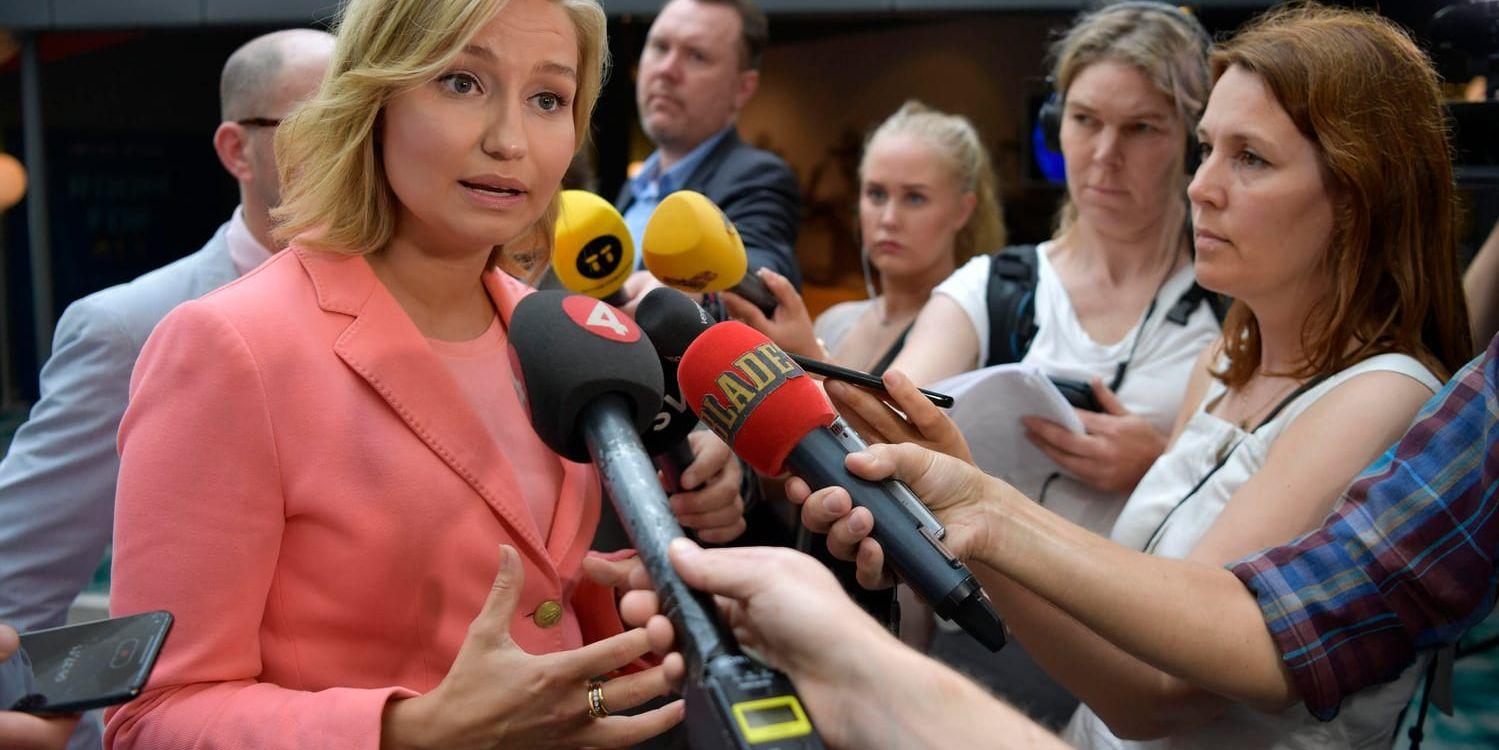 Kristdemokraternas partiledare Ebba Busch Thor (KD) kommenterar Lars Adaktussons avgång under en pressträff.