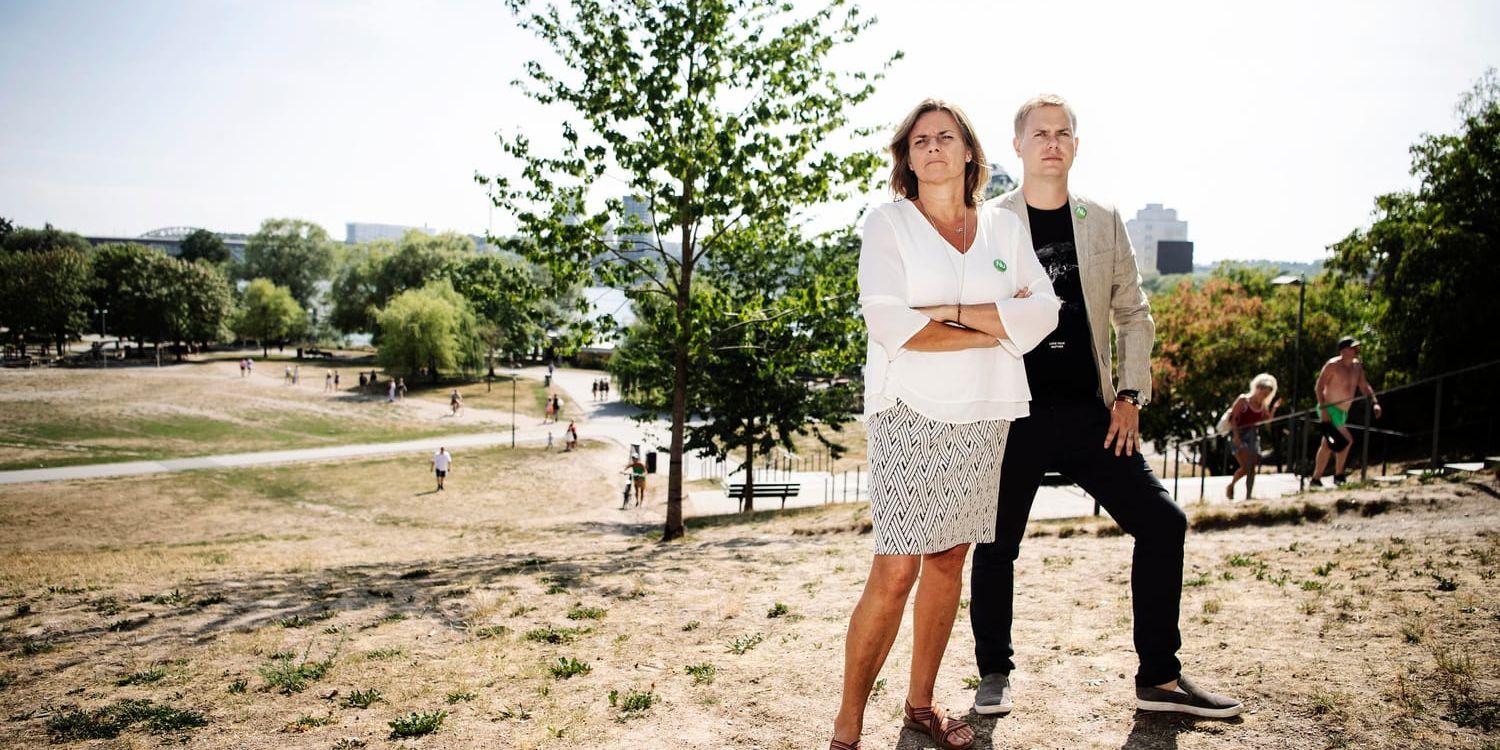 Miljöpartiets språkrör Isabella Lövin och Gustav Fridolin försöker lyfta klimatfrågan bland solbadarna i Tantolunden i Stockholm.