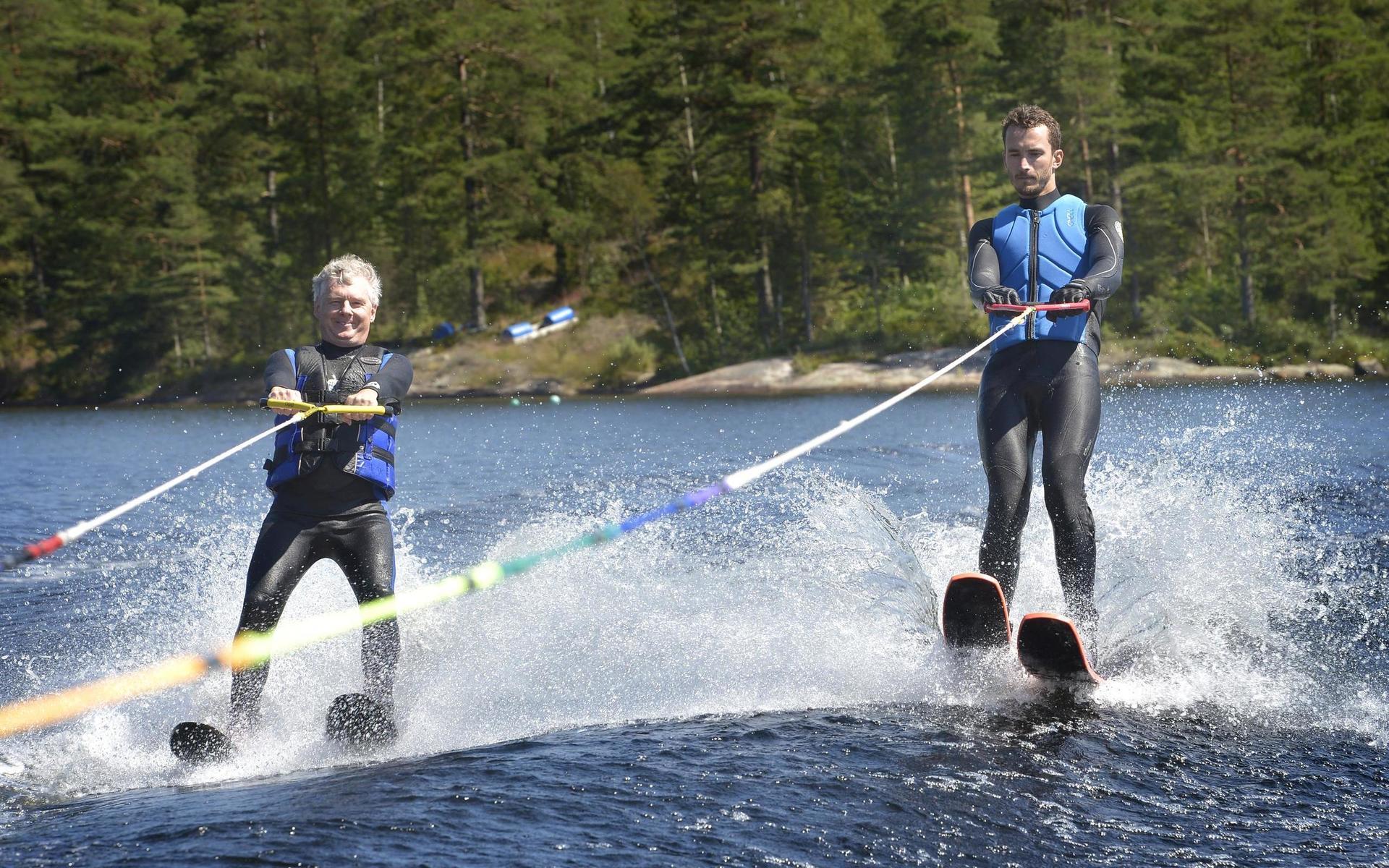 Niklas Mattsson (t.v), ordförande SRF Halland, provade på vattenskidor för första gången under fredagen.