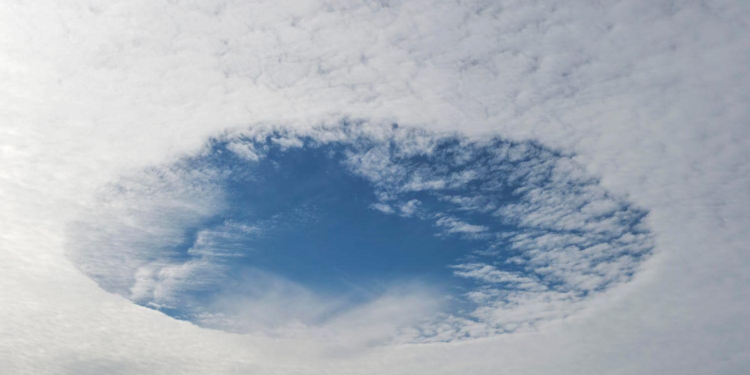Det finns olika teorier om varför det ibland bildas hål i molnen. Iskristaller eller flygplan kan vara inblandade i formationen. Arkivbild.